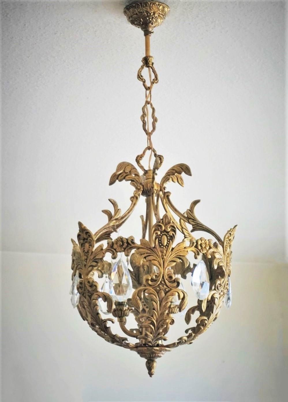 A lovely Art Deco gilt bronze and crystal chandelier or lantern with a three-light central candelabra cluster, France, 1910-1920.
Three E14 light bulb sockets.
Measures:
Overall height 28