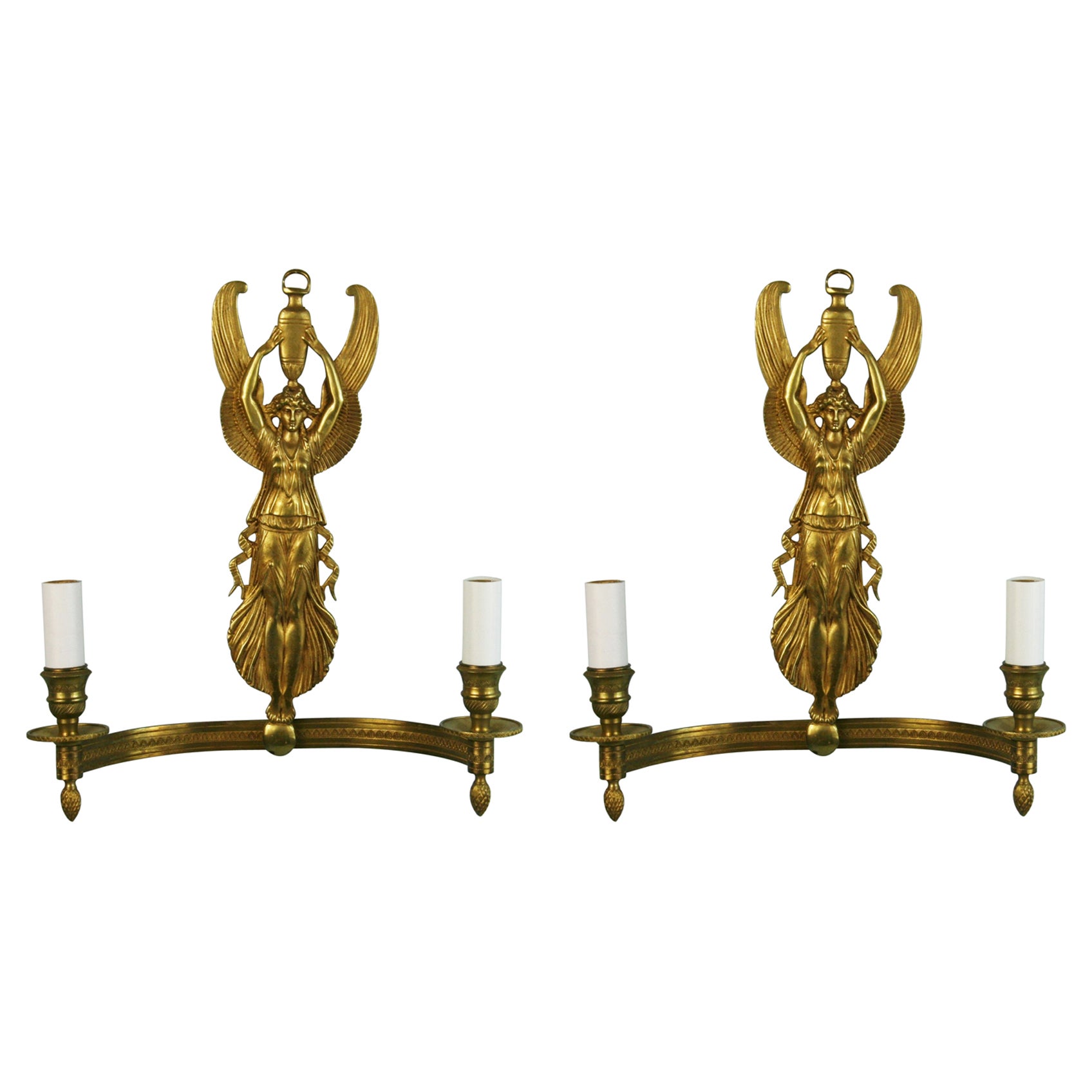 3-763 Coppia di appliques francesi a due luci in ottone dorato finemente cesellato.
Ha bisogno di essere ricablato per gli Stati Uniti