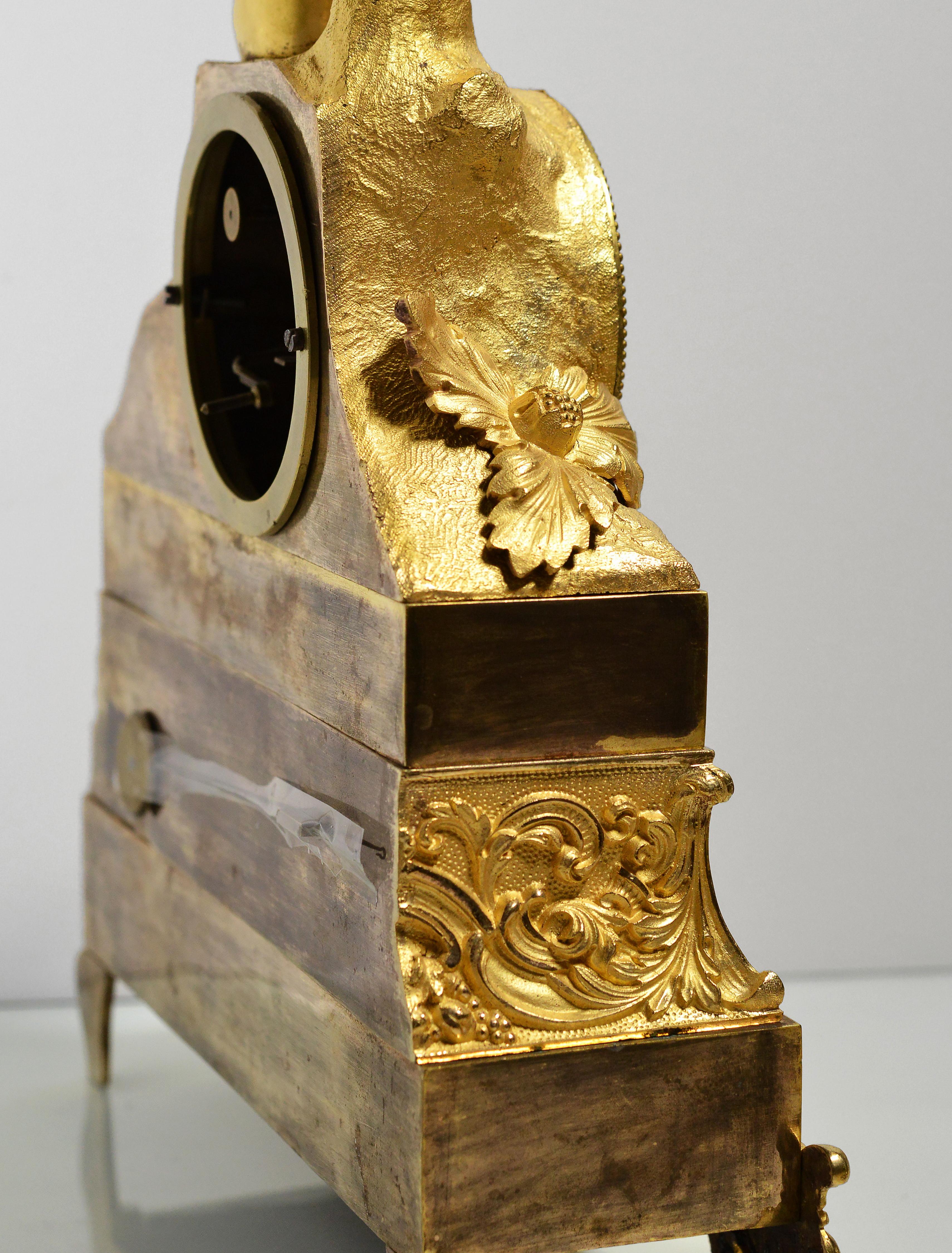 Horloge ancienne figurative en bronze doré avec poète de la Renaissance début 19ème siècle en vente 4
