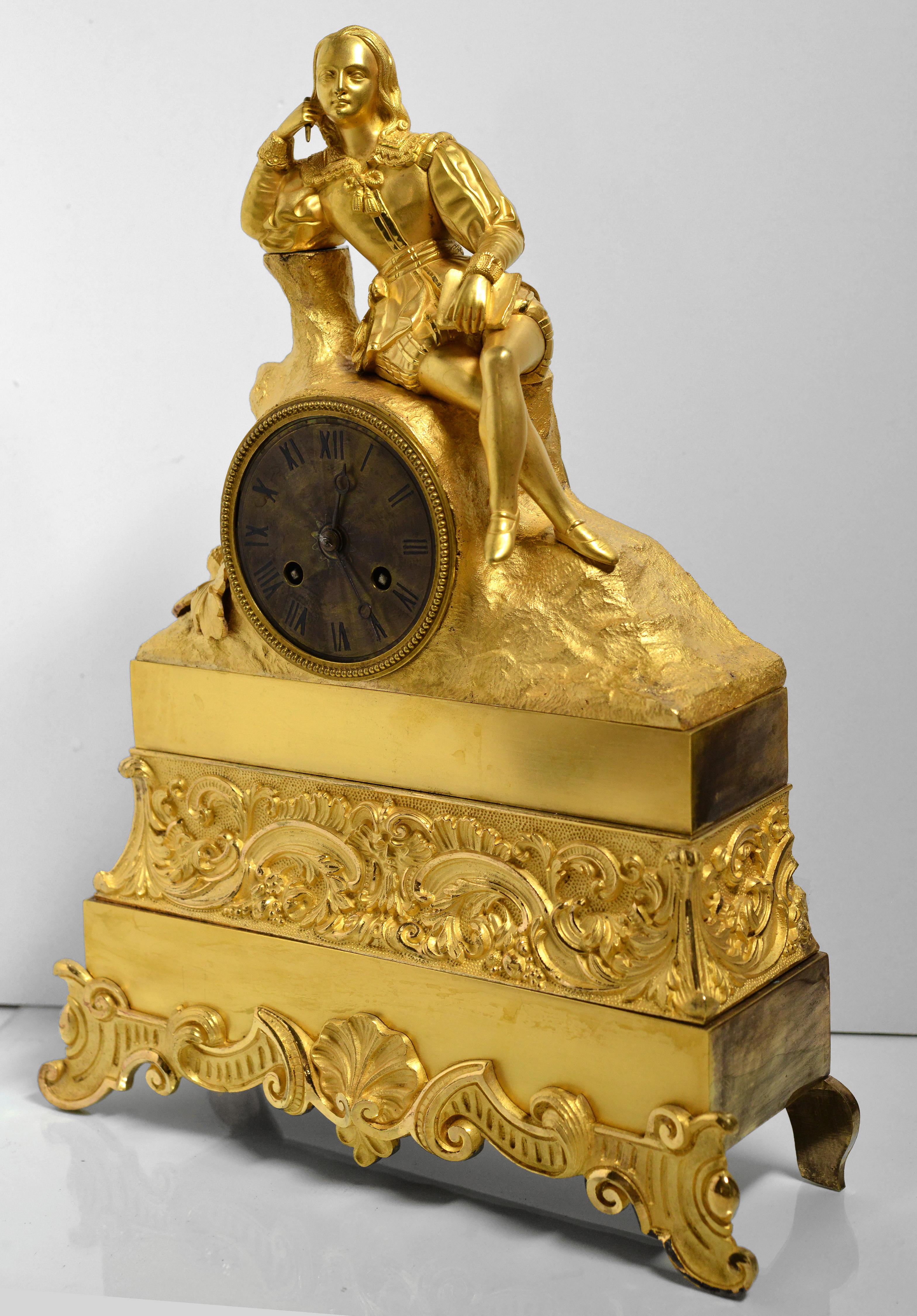 Néoclassique Horloge ancienne figurative en bronze doré avec poète de la Renaissance début 19ème siècle en vente