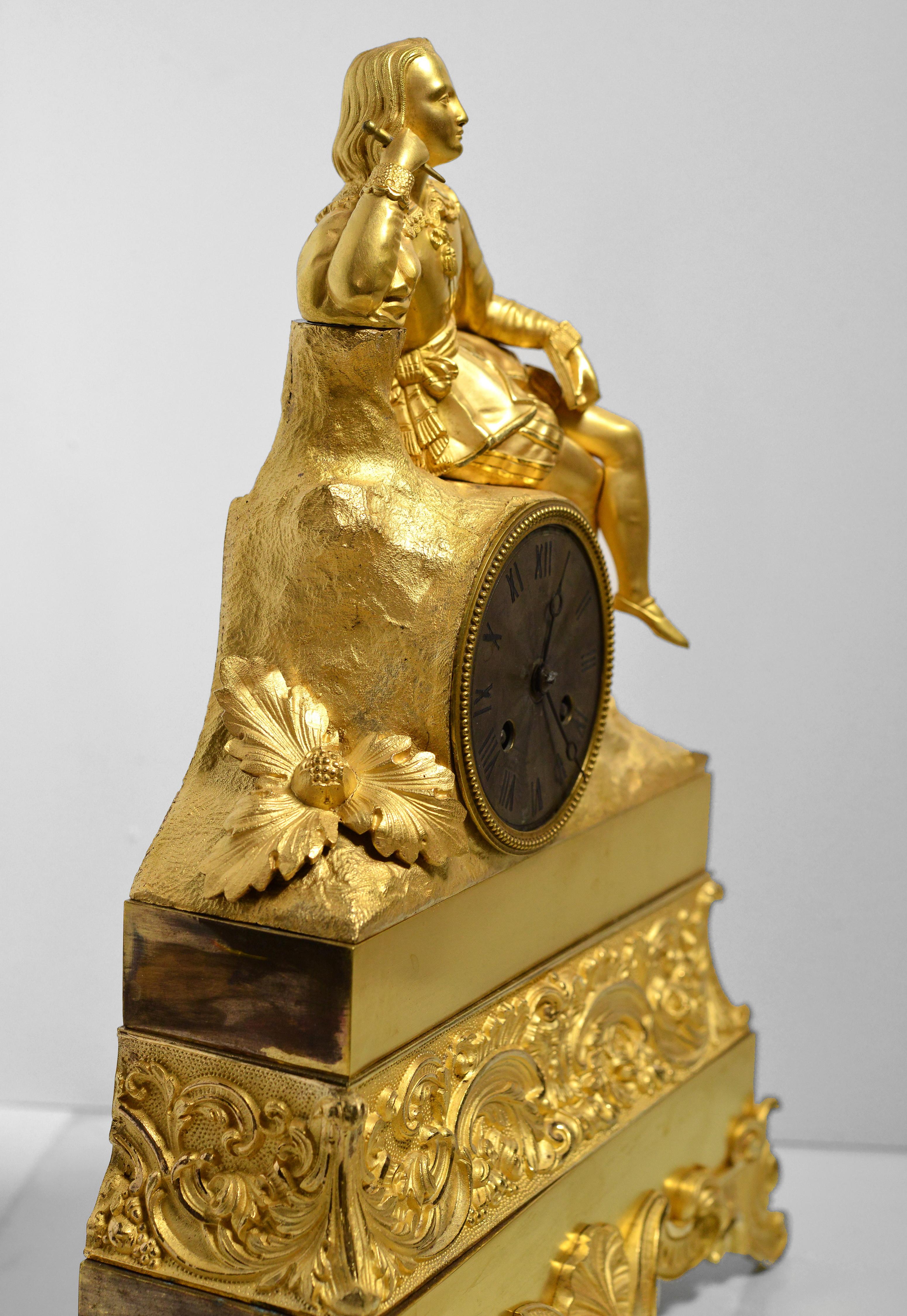 Doré Horloge ancienne figurative en bronze doré avec poète de la Renaissance début 19ème siècle en vente