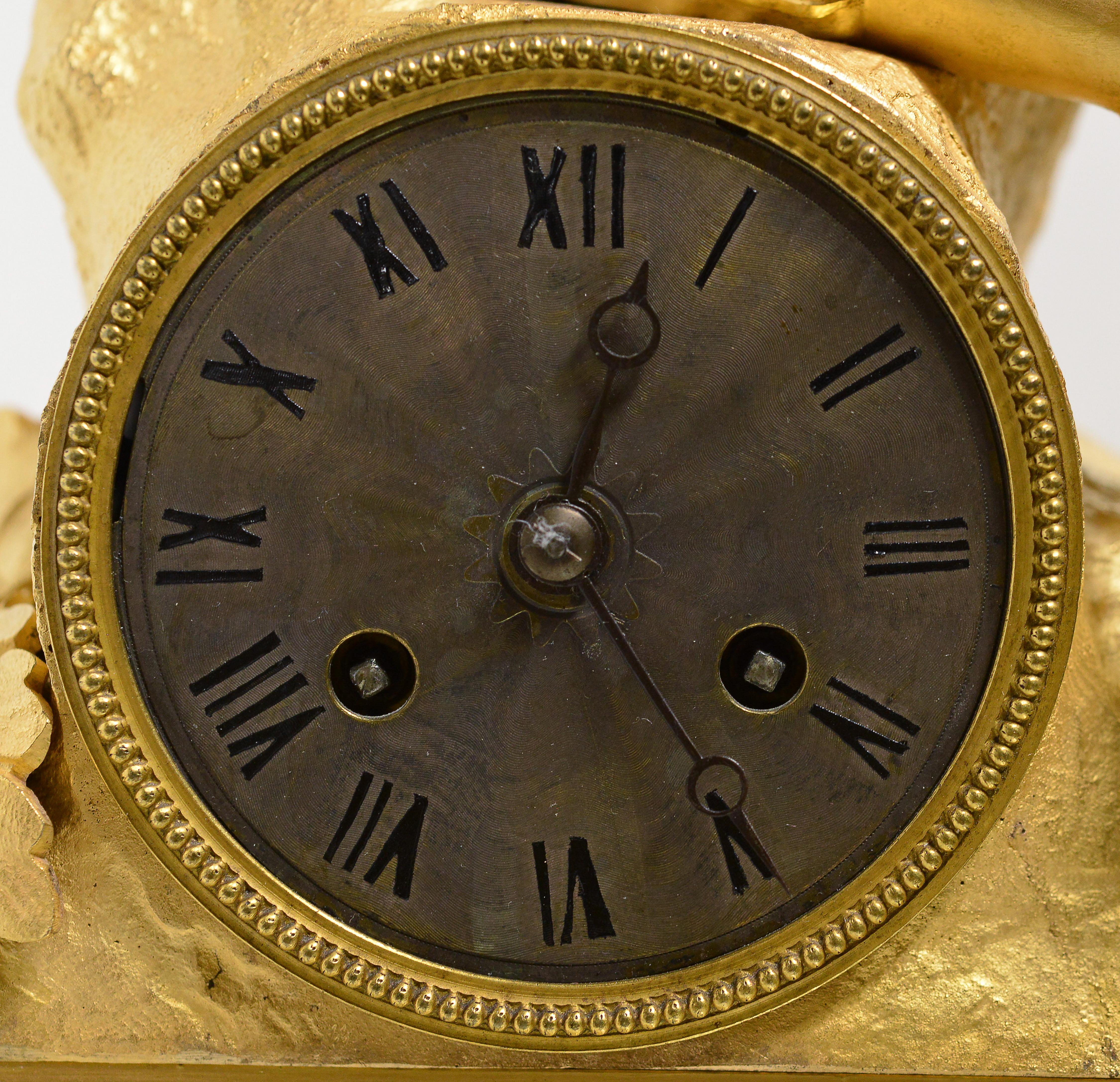 Plaqué or Horloge ancienne figurative en bronze doré avec poète de la Renaissance début 19ème siècle en vente