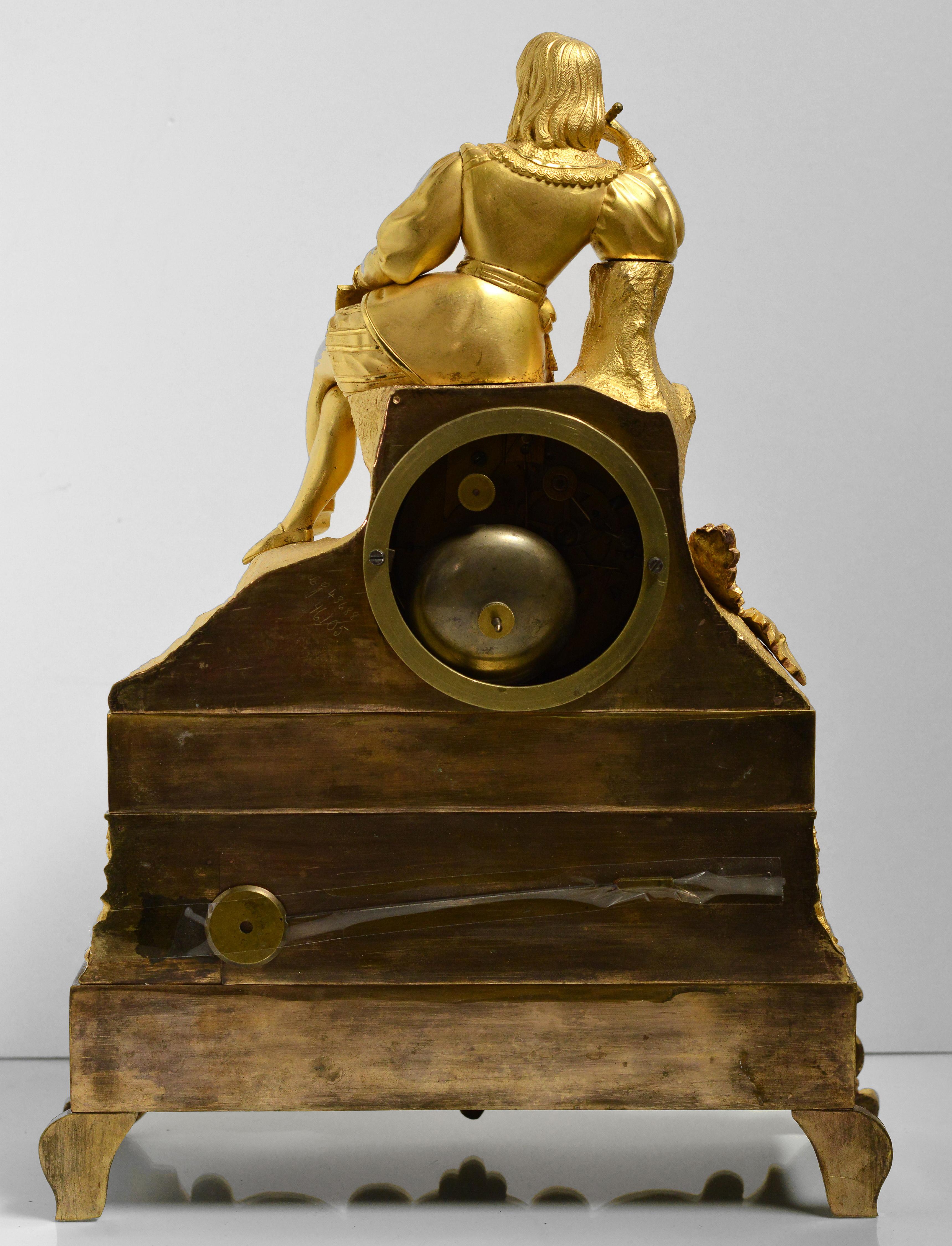 Horloge ancienne figurative en bronze doré avec poète de la Renaissance début 19ème siècle en vente 2