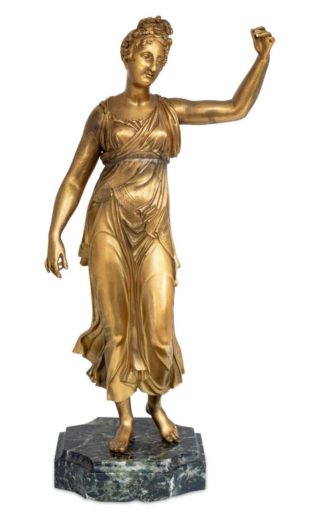 Scultura figurativa francese in bronzo dorato, XIX secolo, raffigurante una donna in piedi con un braccio alzato e un drappeggio classico, su una base di marmo verde. 15,25