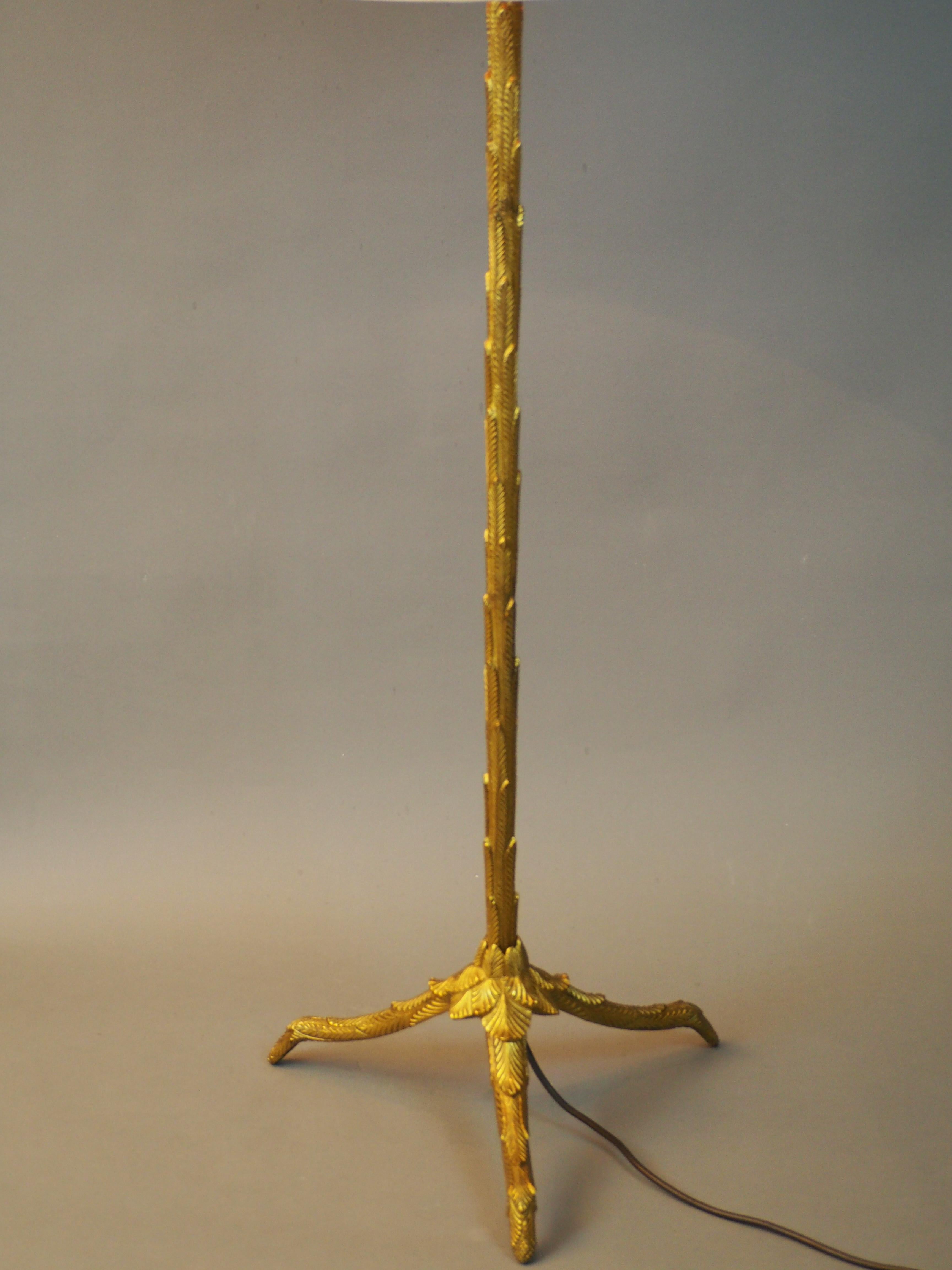 Un beau lampadaire en bronze massif doré de haute qualité avec abat-jour original de la Maison Baguès, France, vers les années 1950.
Les dimensions de l'abat-jour : 19,6