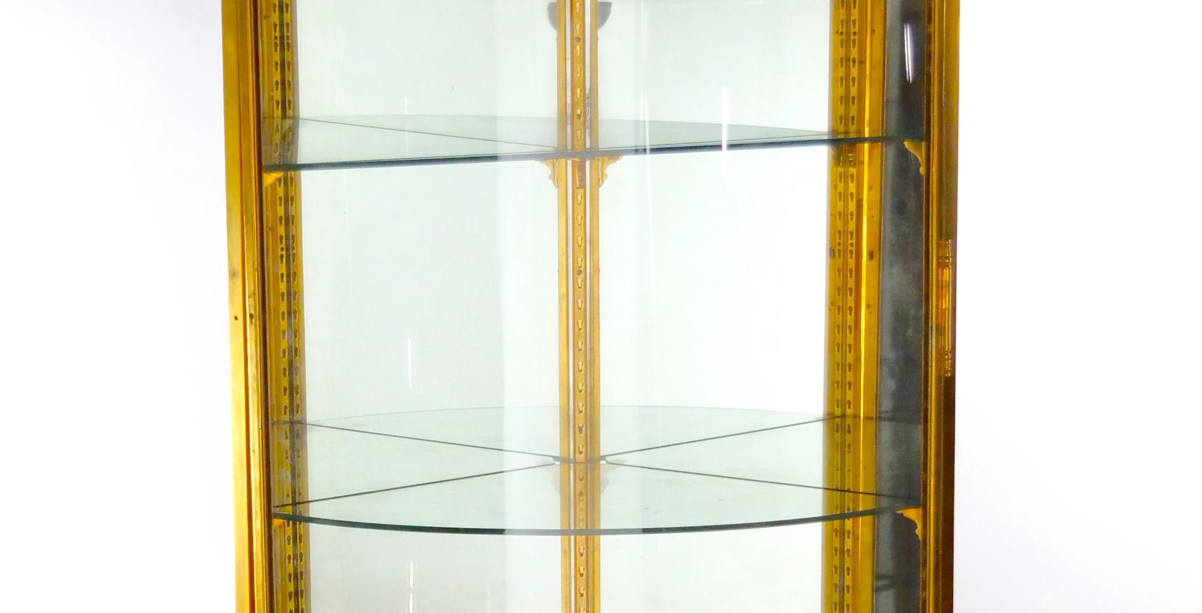 Cabinet de curiosité français à cadre en bronze doré et base en acajou en vente 5