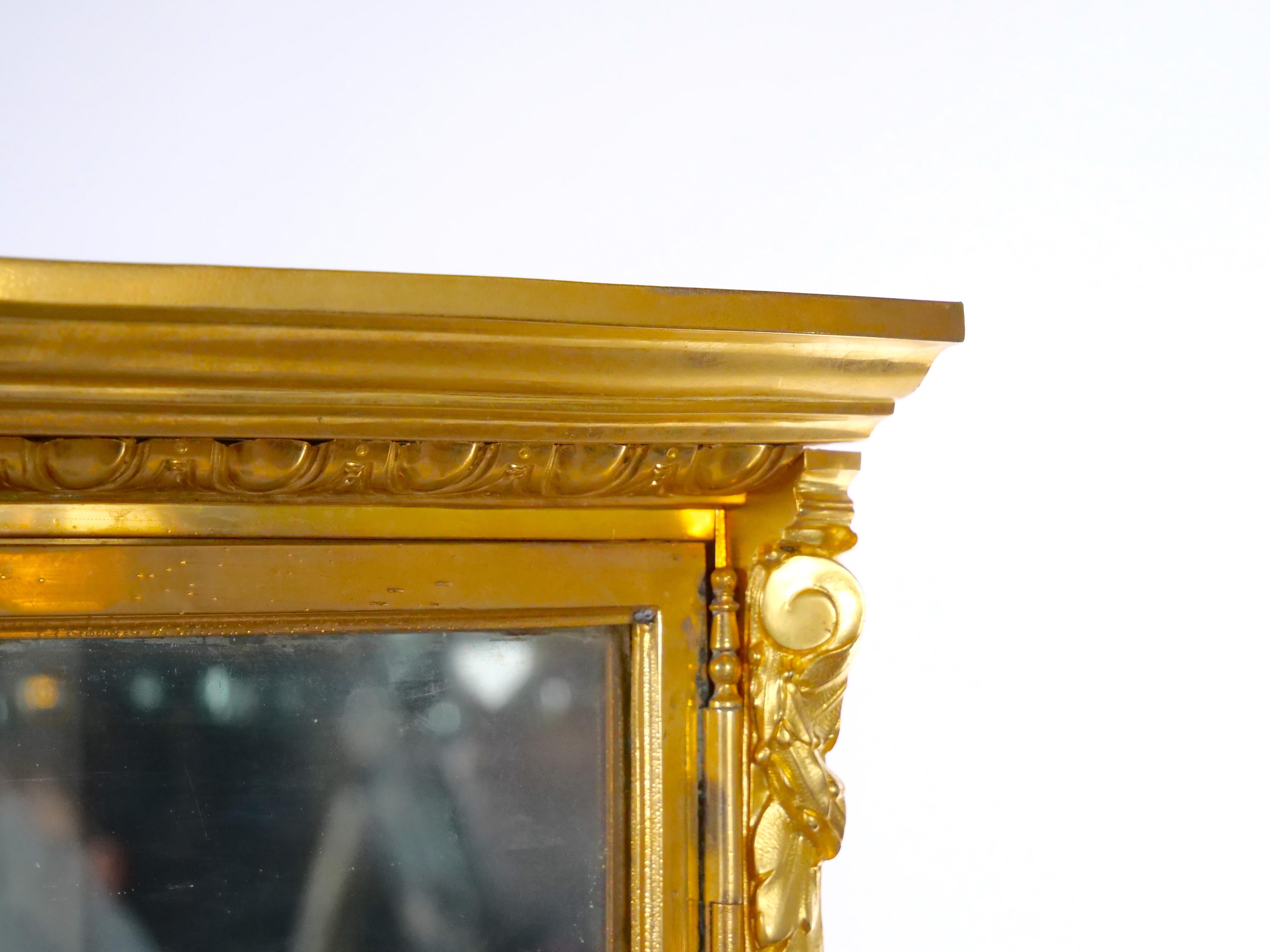 Cabinet de curiosité français à cadre en bronze doré et base en acajou en vente 6