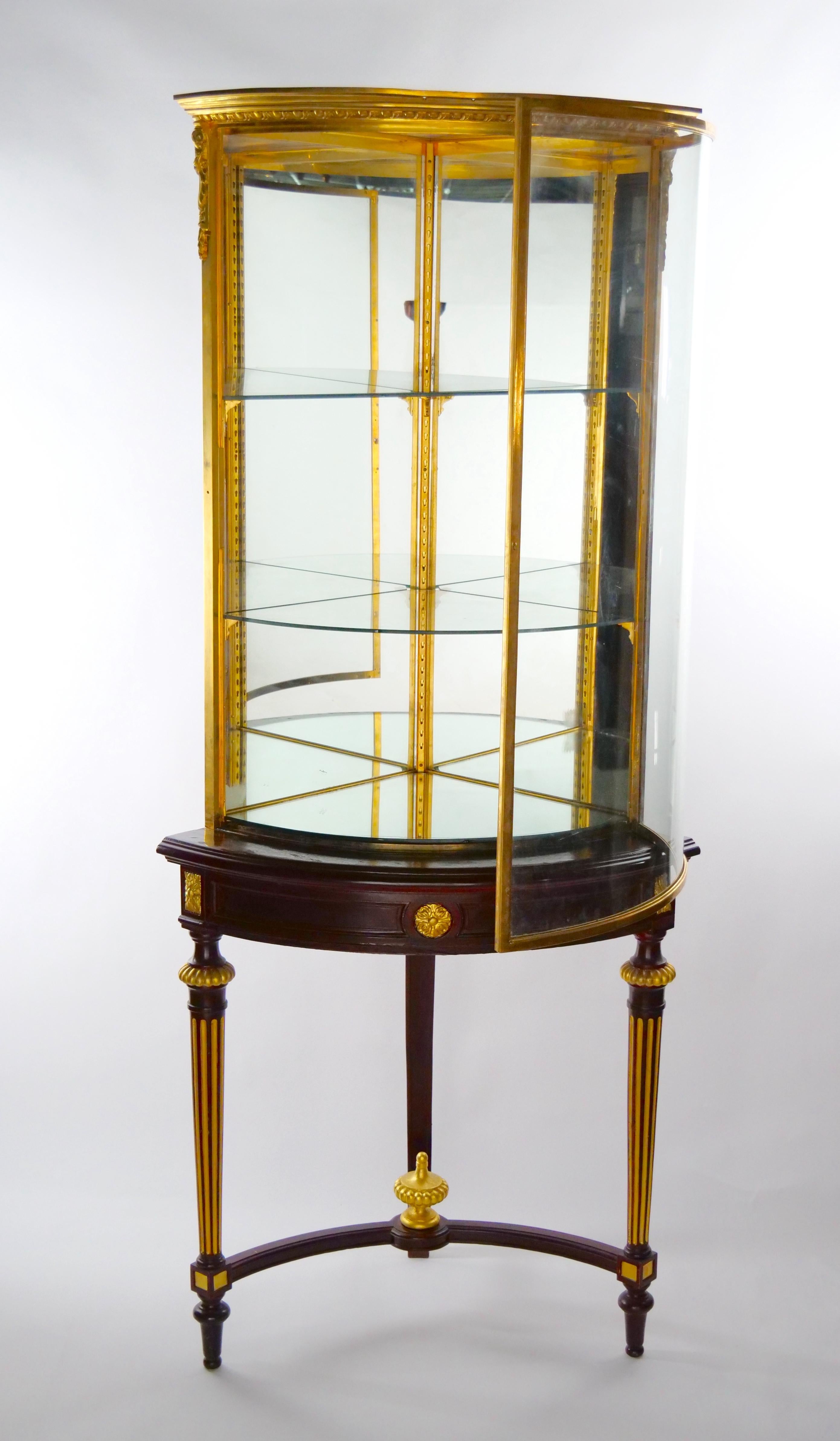 French Gilt Bronze Framed / Mahogany Base Curio Cabinet In Good Condition For Sale In Tarry Town, NY