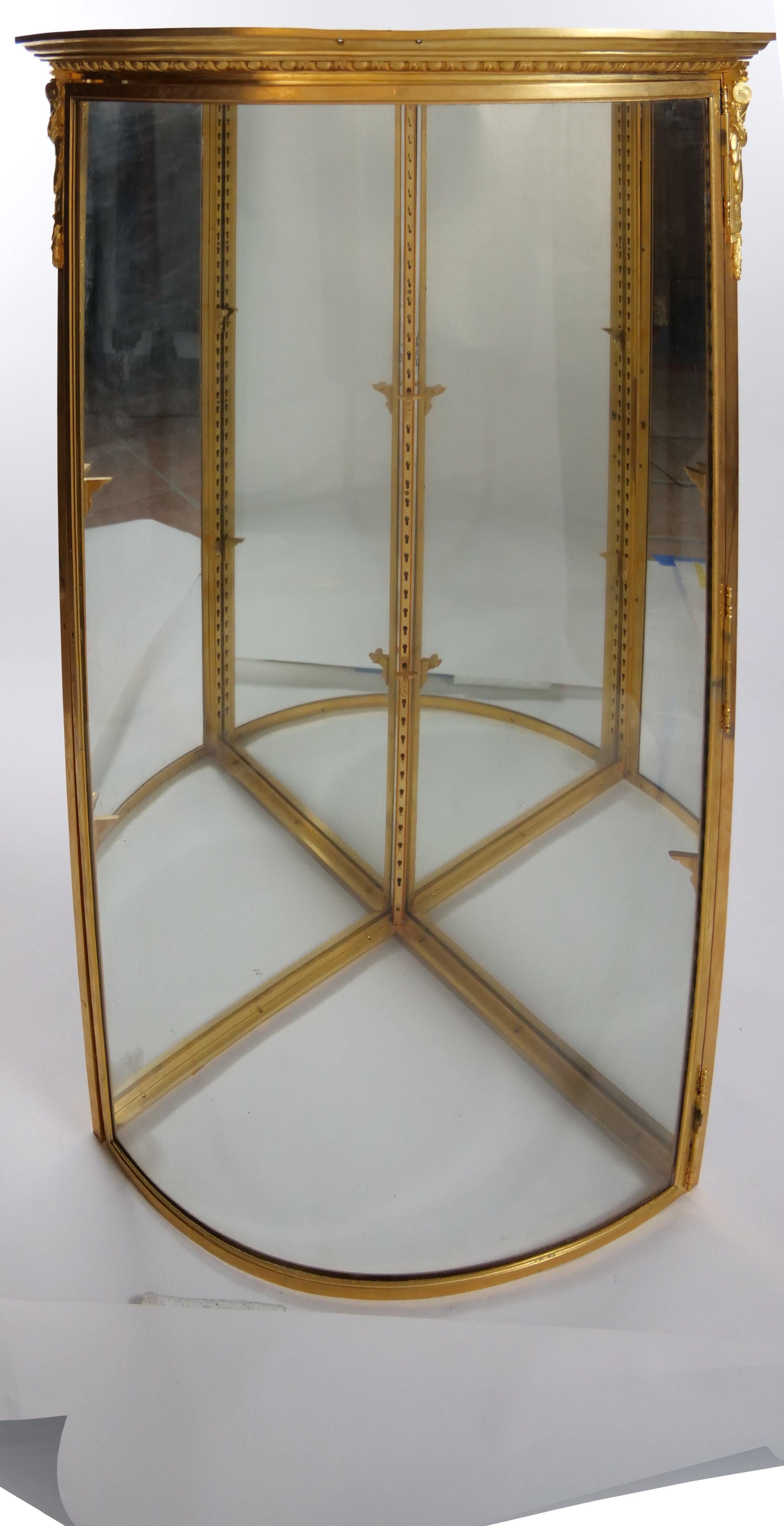 Cabinet de curiosité français à cadre en bronze doré et base en acajou en vente 1