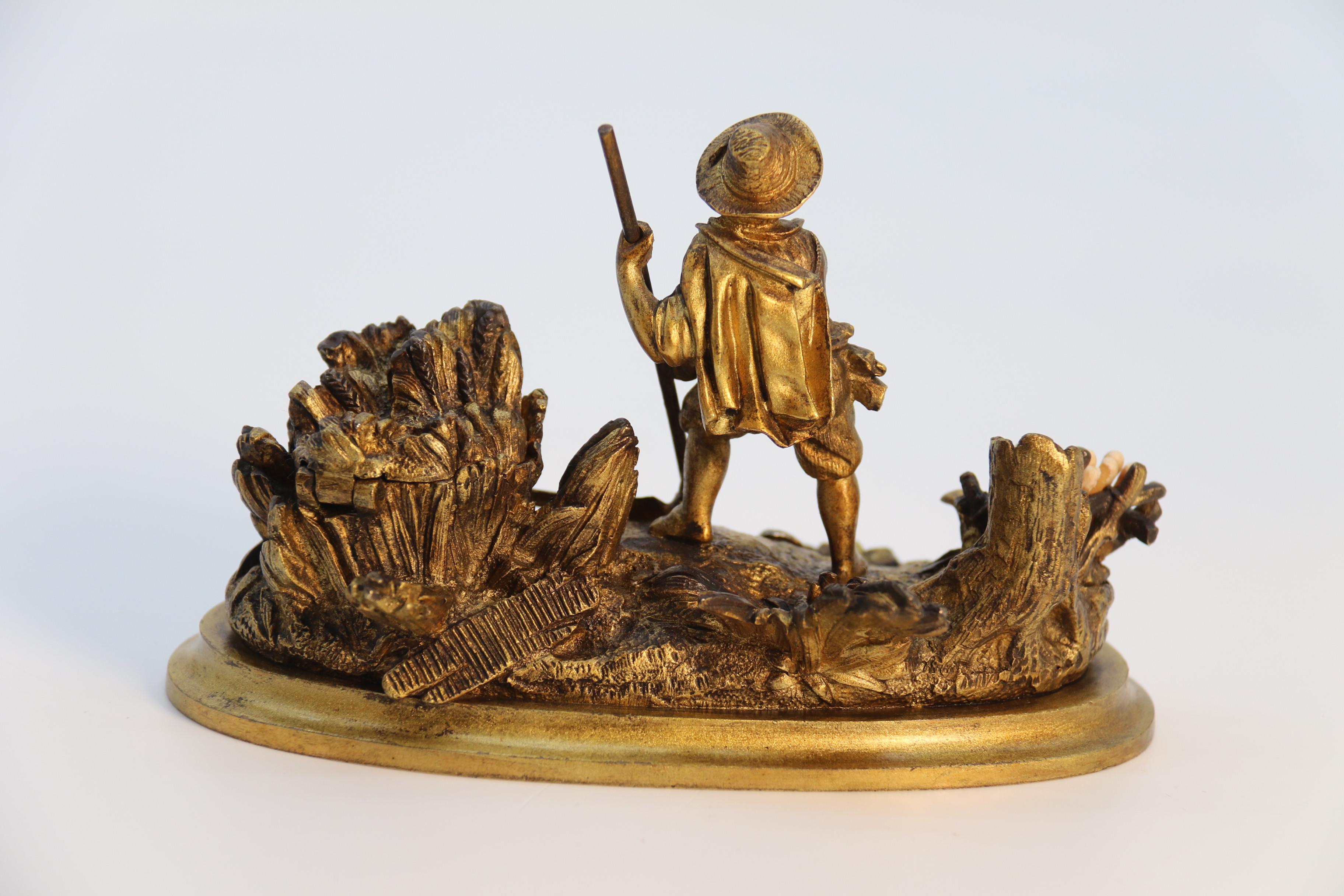 Bronze Encrier en bronze doré représentant un jeune homme en train de récolter vers 1860 en vente