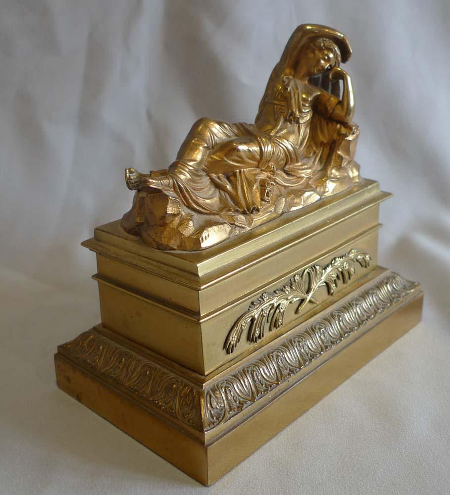Français Encrier et sous-verre en bronze doré français avec figure classique sur le couvercle en vente