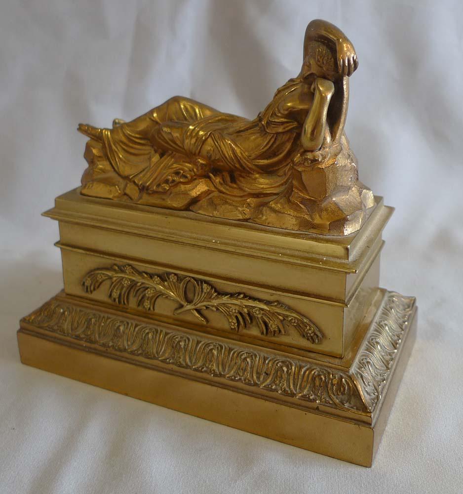 Doré Encrier et sous-verre en bronze doré français avec figure classique sur le couvercle en vente