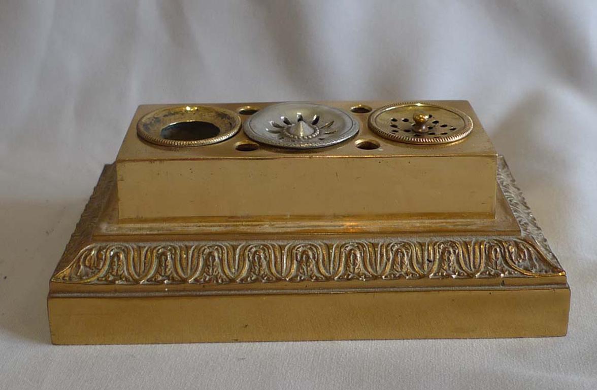 French Gilt Bronze Inkwell and Sander with Classical Figure to the Lid For Sale 1
