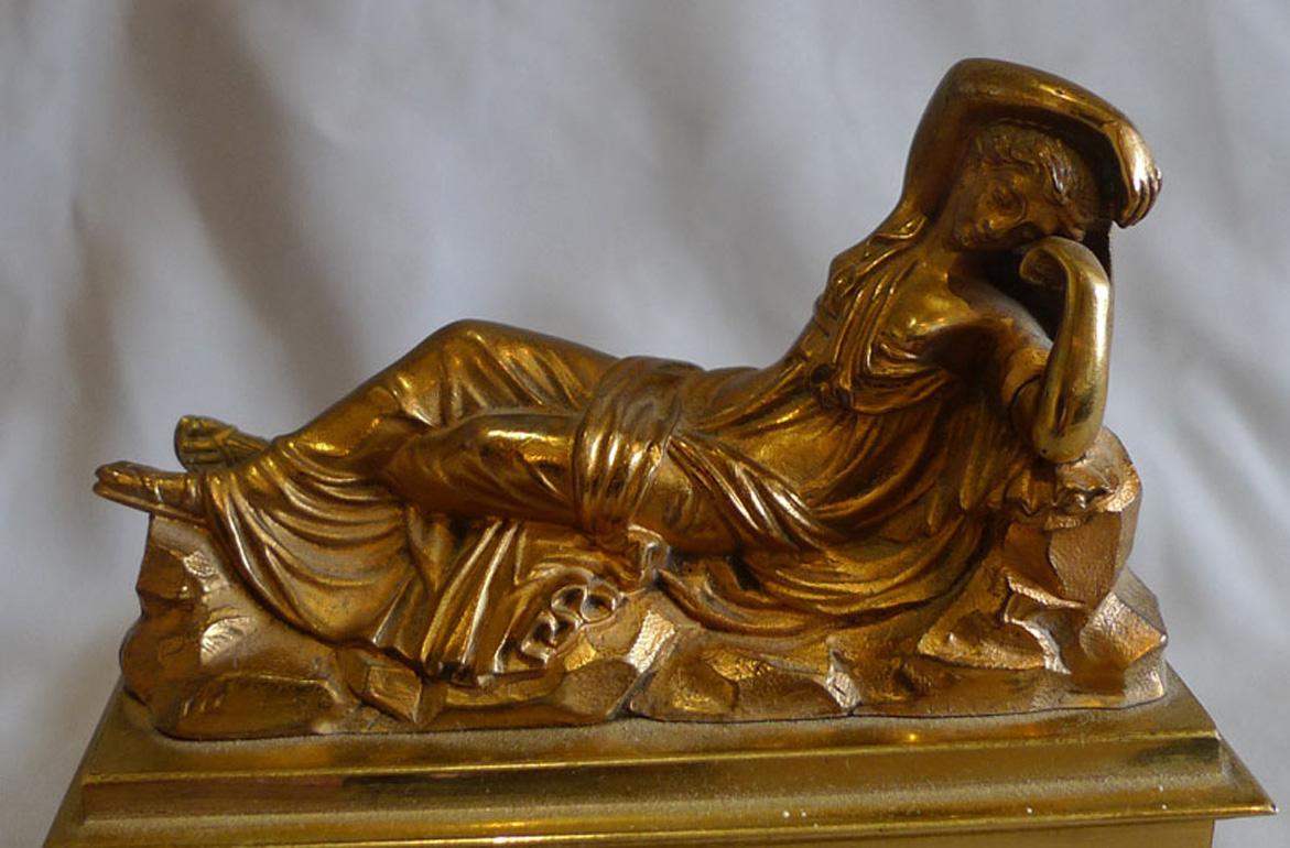 Fin du XIXe siècle Encrier et sous-verre en bronze doré français avec figure classique sur le couvercle en vente