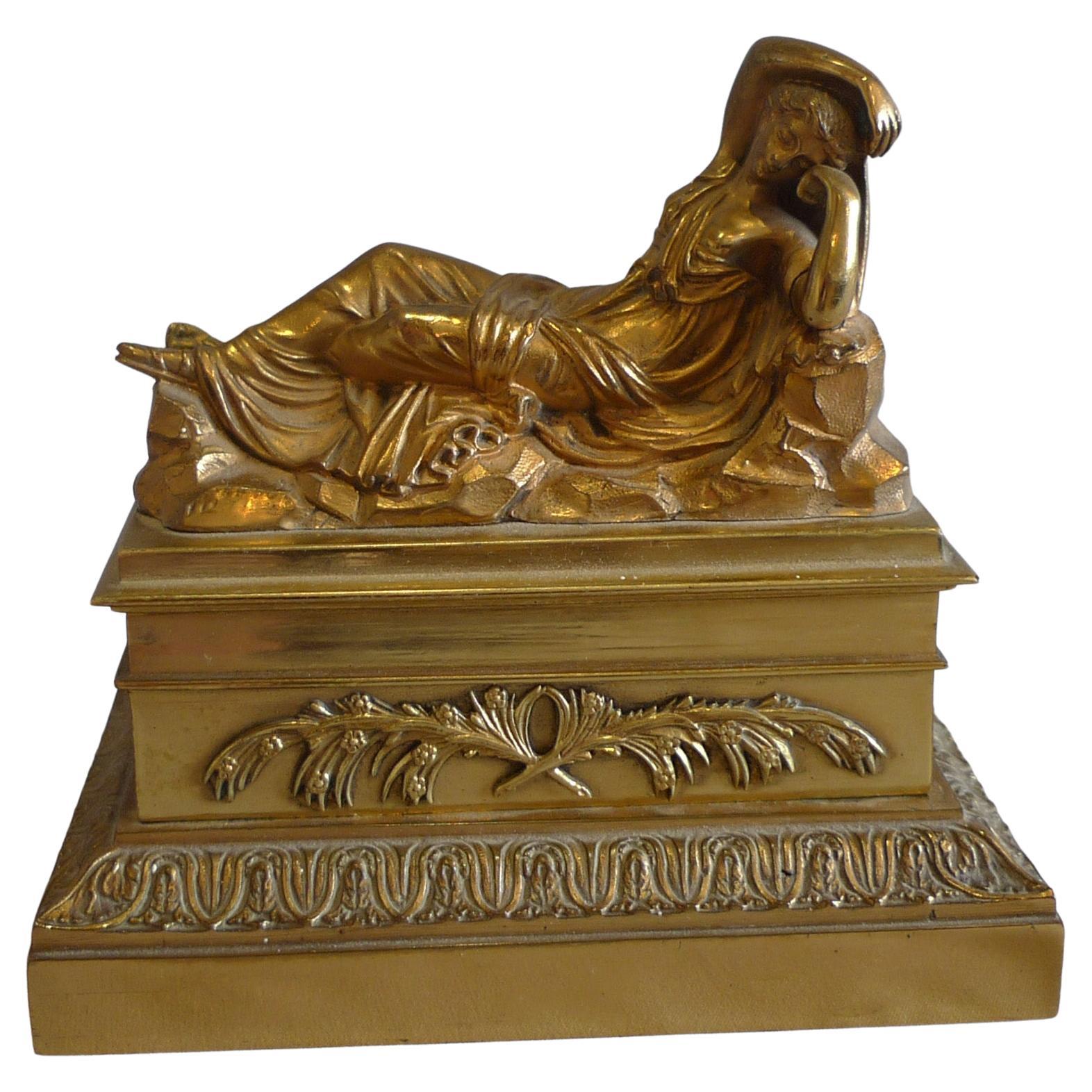 Calamaio e levigatrice francese in bronzo dorato con figura classica sul coperchio in vendita