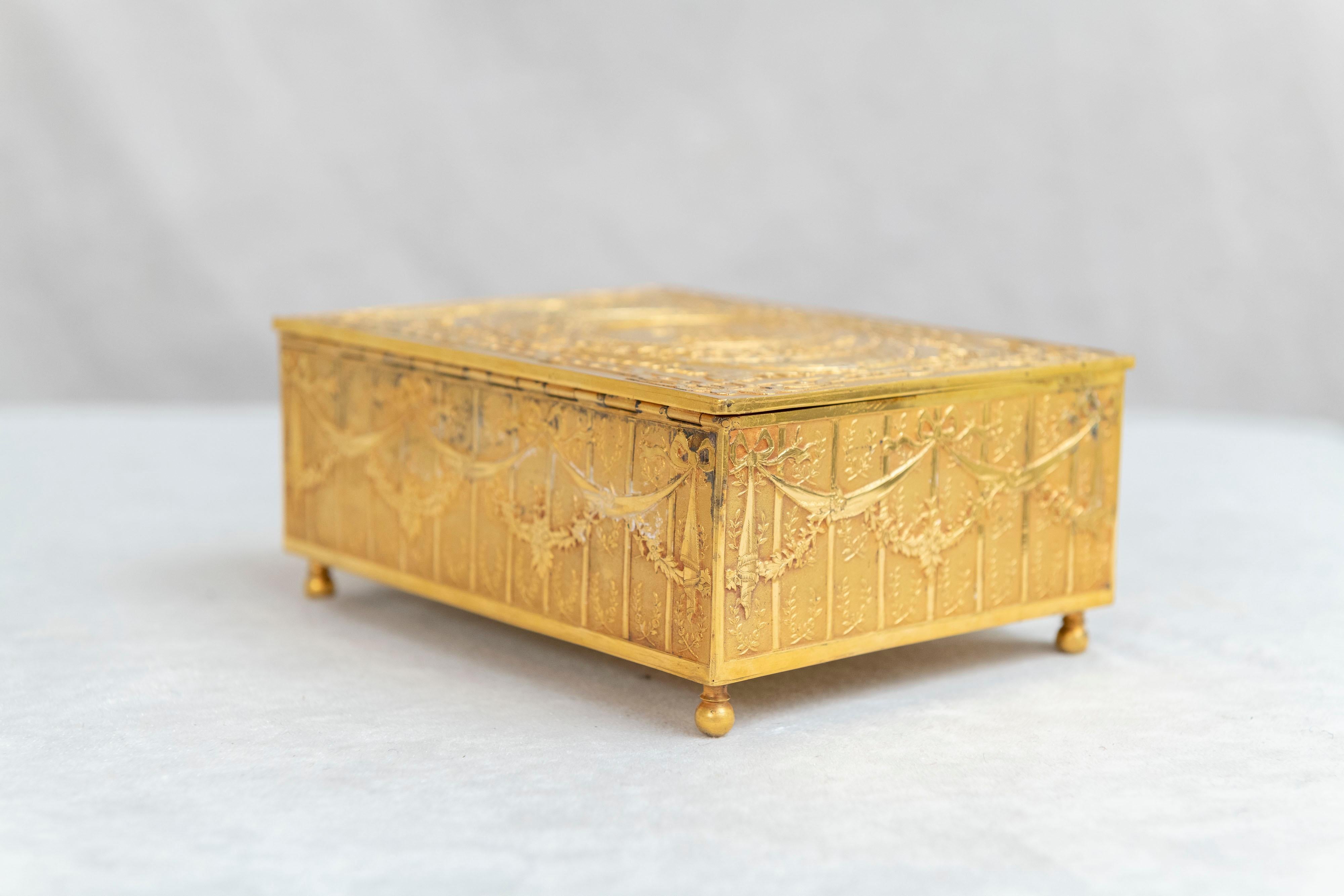 French Gilt Bronze Jewelry Box circa 1900 with Original Key Neoclassical Revival 4