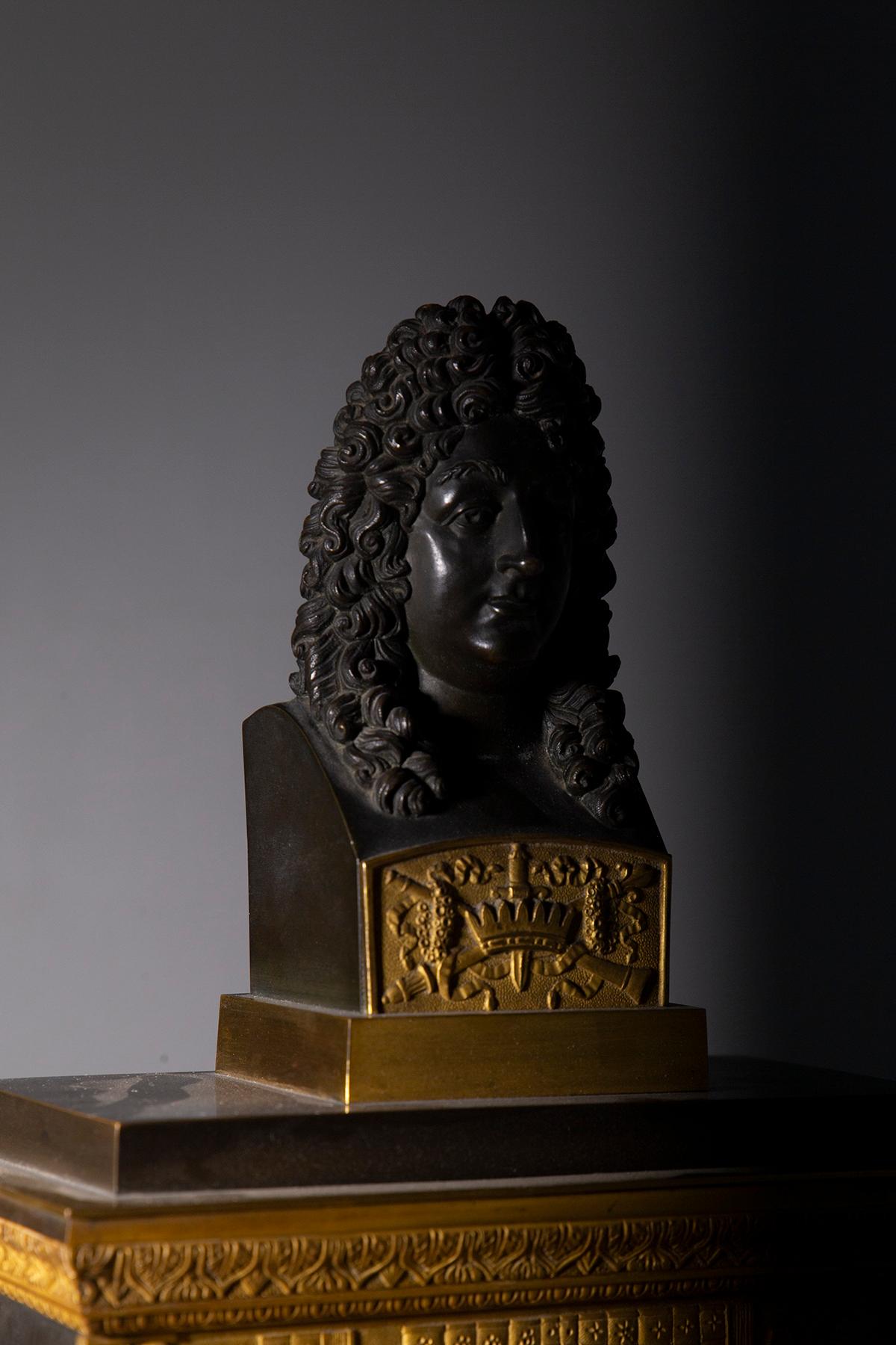 Horloge ancienne française Louis XIV figurée en bronze doré avec motif de bibliothèque en vente 4