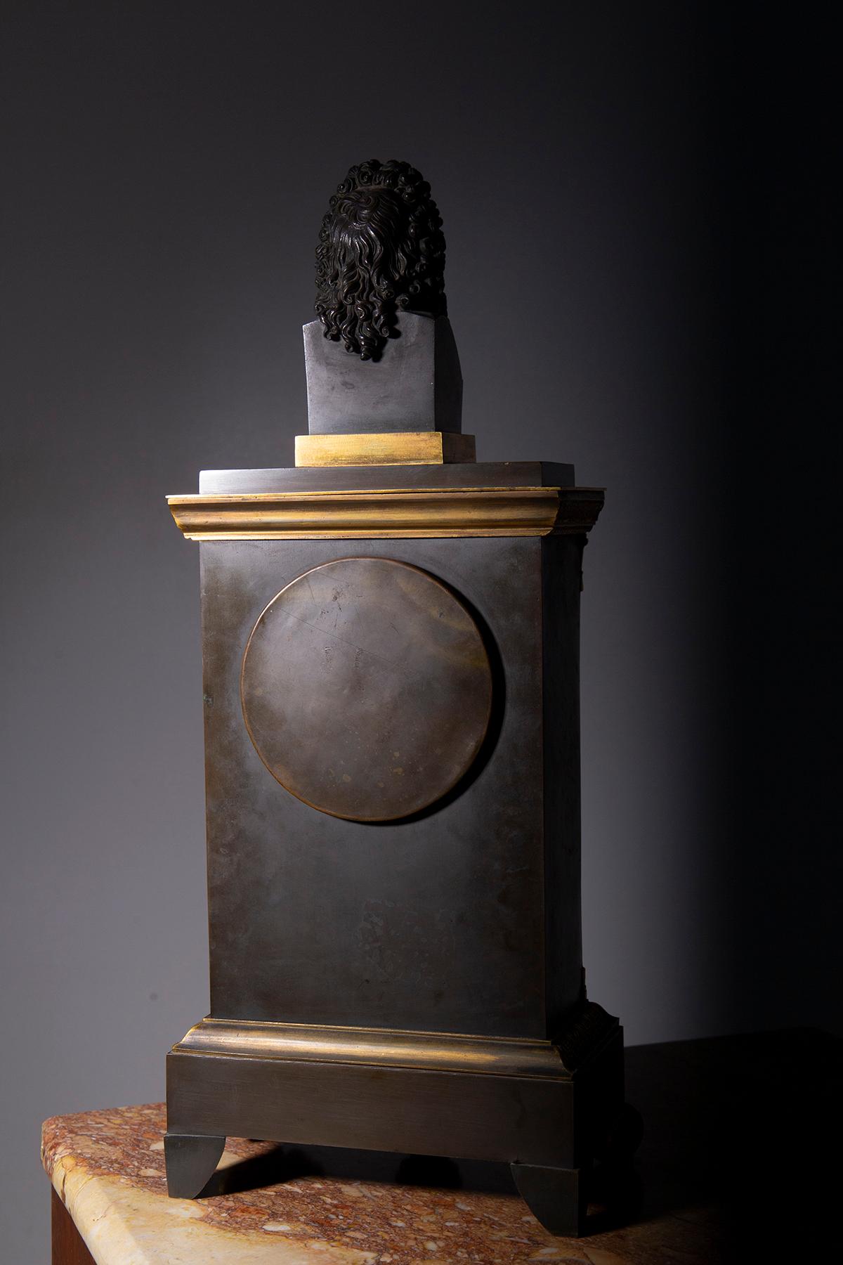 Horloge ancienne française Louis XIV figurée en bronze doré avec motif de bibliothèque en vente 5