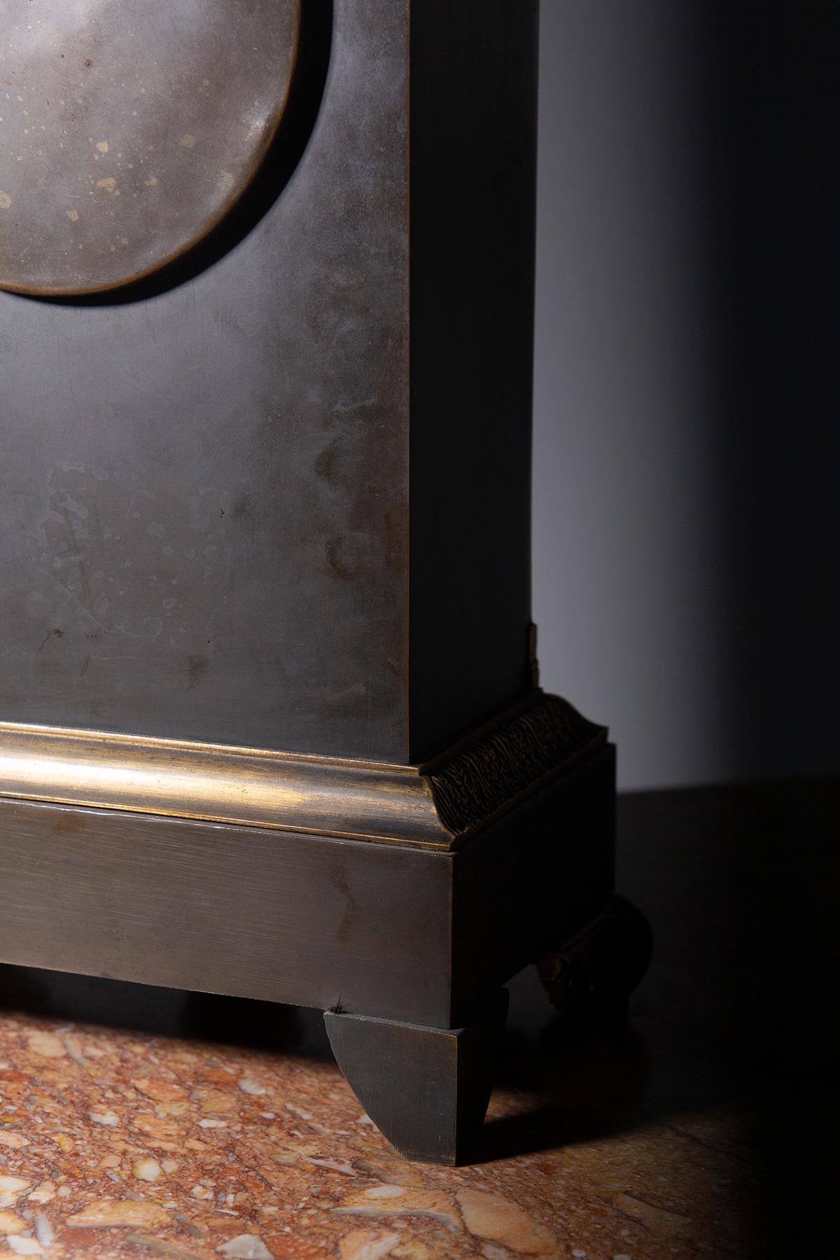 Horloge ancienne française Louis XIV figurée en bronze doré avec motif de bibliothèque en vente 6