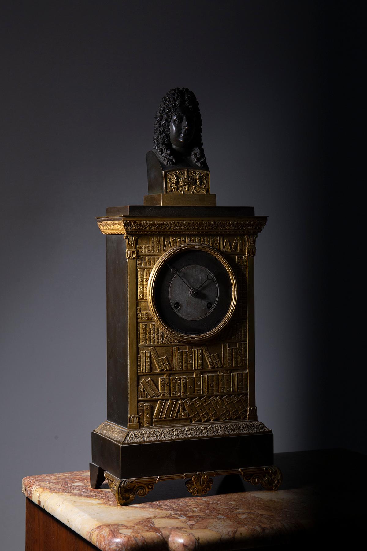 Imaginez une remontée dans le temps jusqu'à l'opulent XIXe siècle, où une magnifique horloge française en bronze doré occupe le devant de la scène, un hommage époustouflant au Roi-Soleil lui-même, Louis XIV. Ce garde-temps est un véritable trésor,