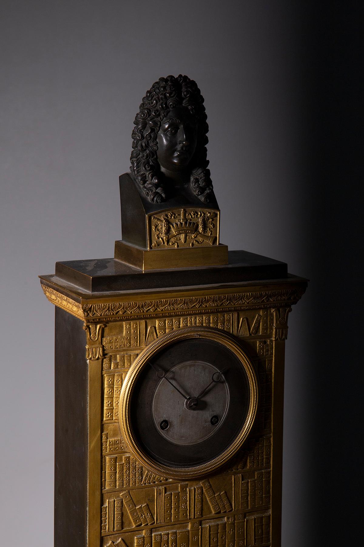 Français Horloge ancienne française Louis XIV figurée en bronze doré avec motif de bibliothèque en vente
