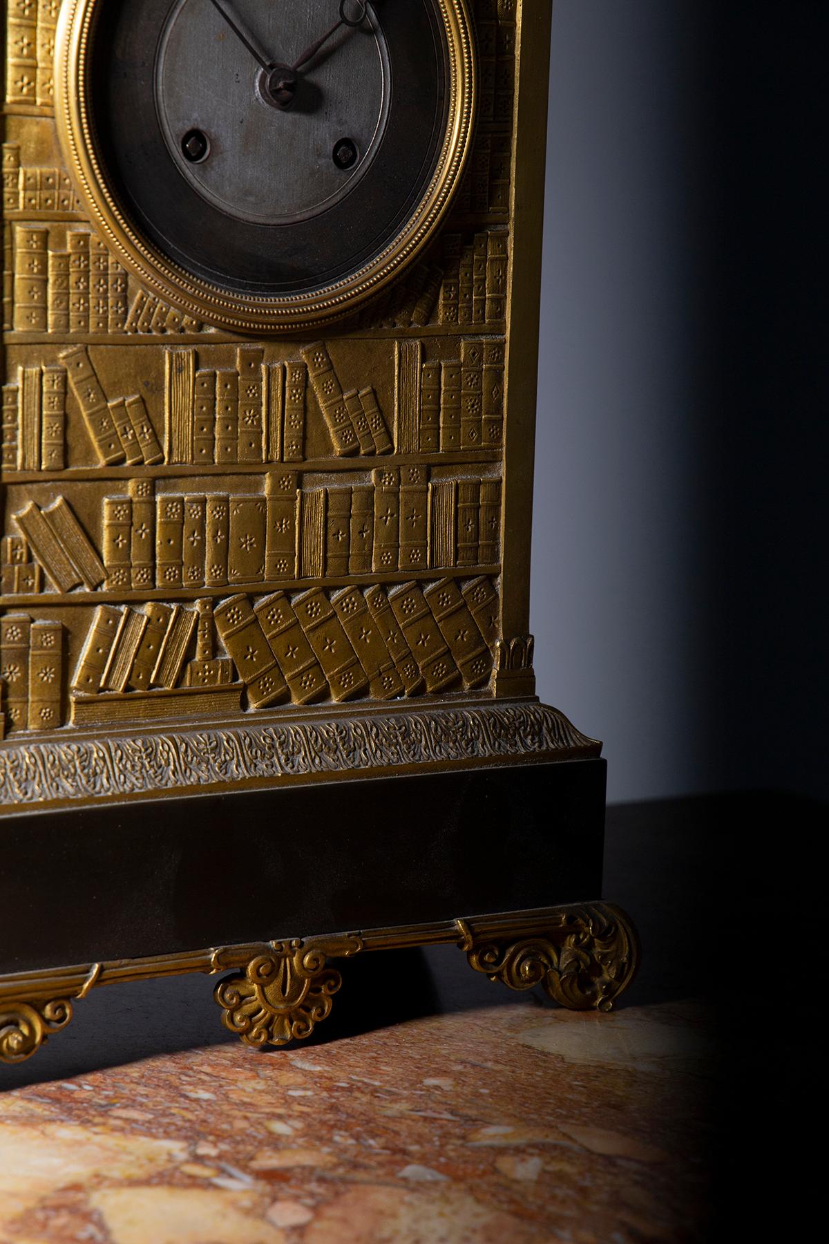 Bronze Horloge ancienne française Louis XIV figurée en bronze doré avec motif de bibliothèque en vente