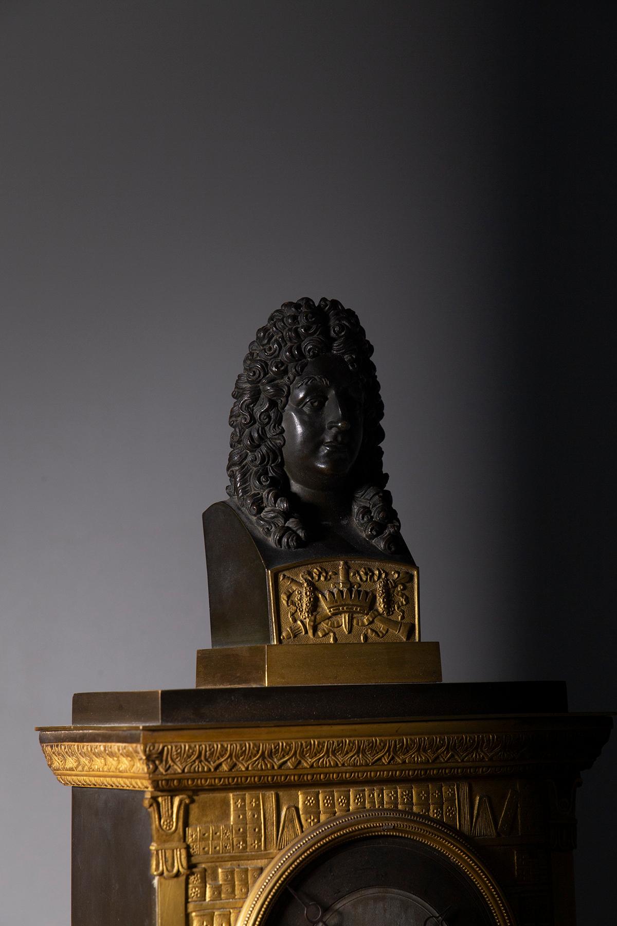 Horloge ancienne française Louis XIV figurée en bronze doré avec motif de bibliothèque en vente 1