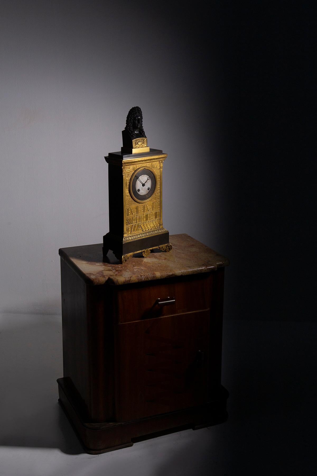 Horloge ancienne française Louis XIV figurée en bronze doré avec motif de bibliothèque en vente 2