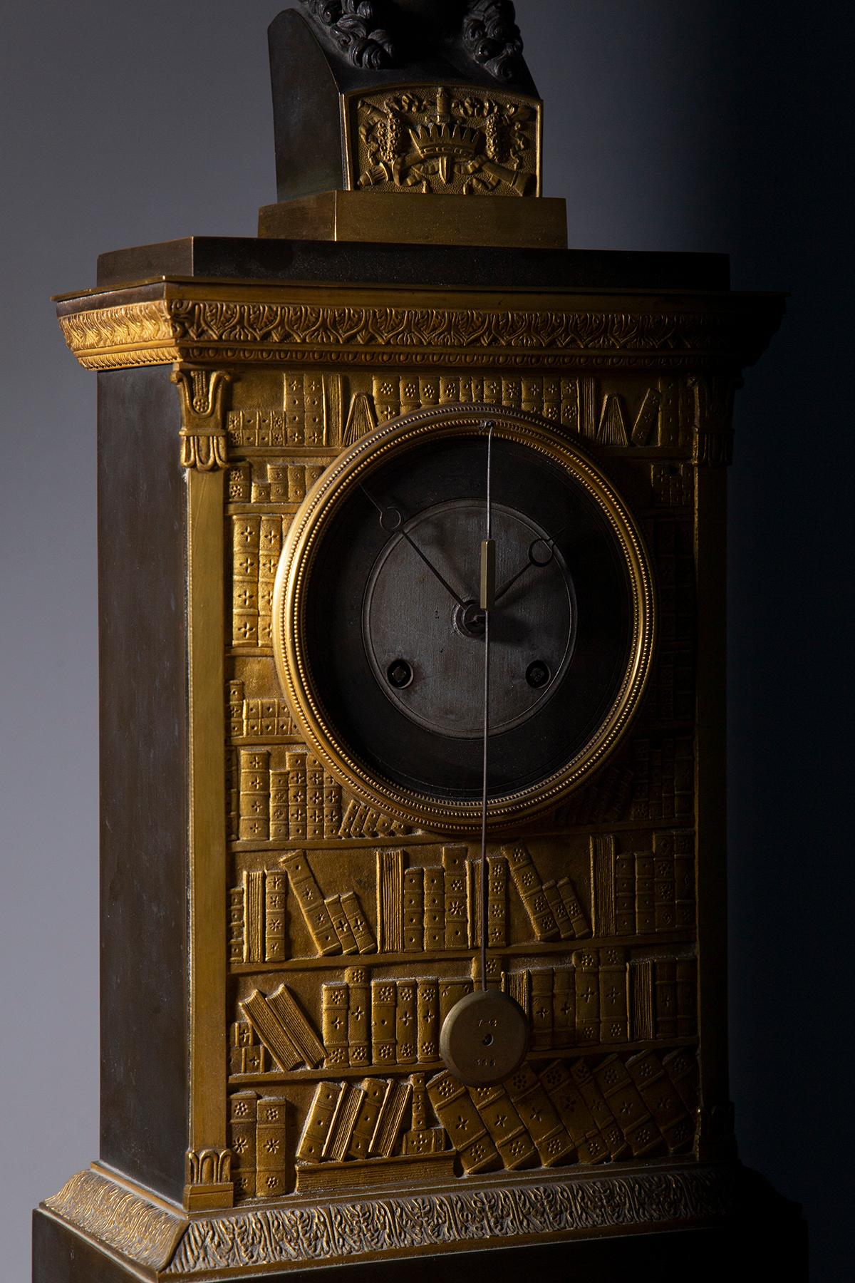 Horloge ancienne française Louis XIV figurée en bronze doré avec motif de bibliothèque en vente 3