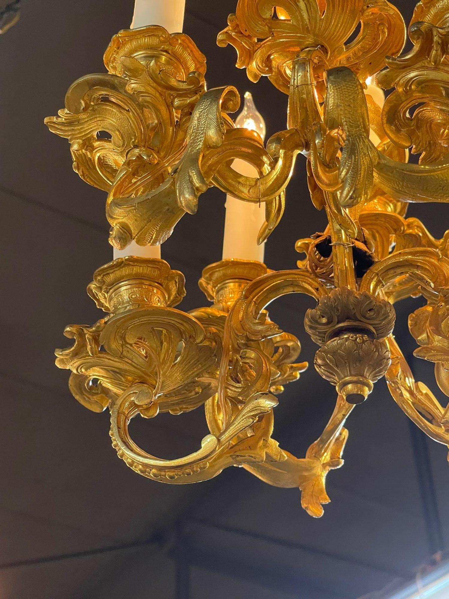 Französischer Louis-XVI-Kronleuchter aus vergoldeter Bronze im Angebot 1