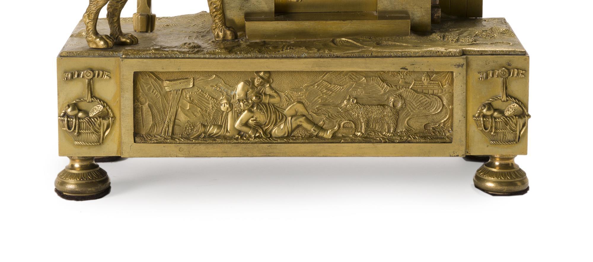 Pendule de cheminée en bronze doré avec chien, 19 C en vente 4