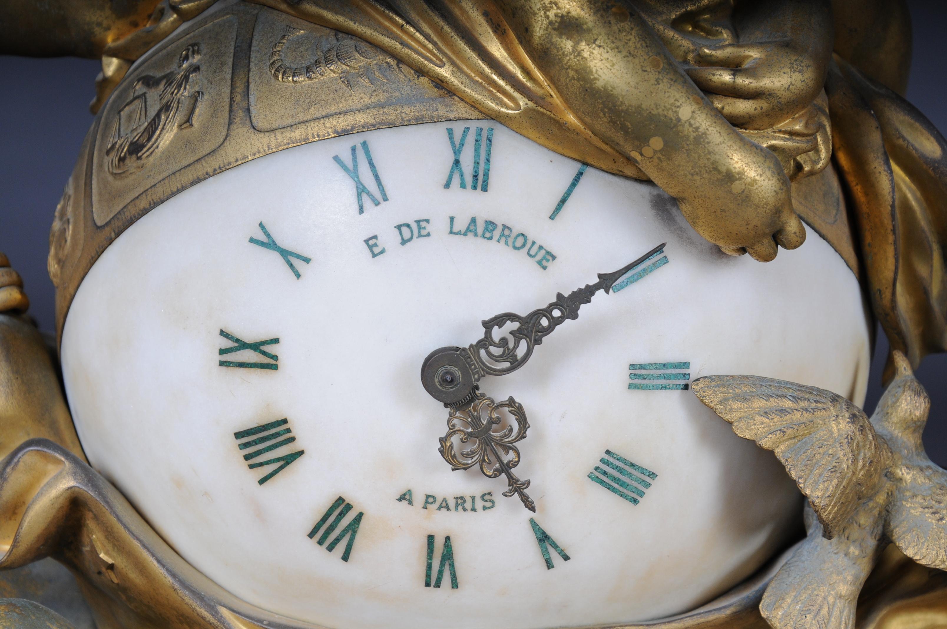 Orbit-Uhr-Garnitur aus vergoldeter Bronze und Marmor  (19. Jahrhundert) im Angebot