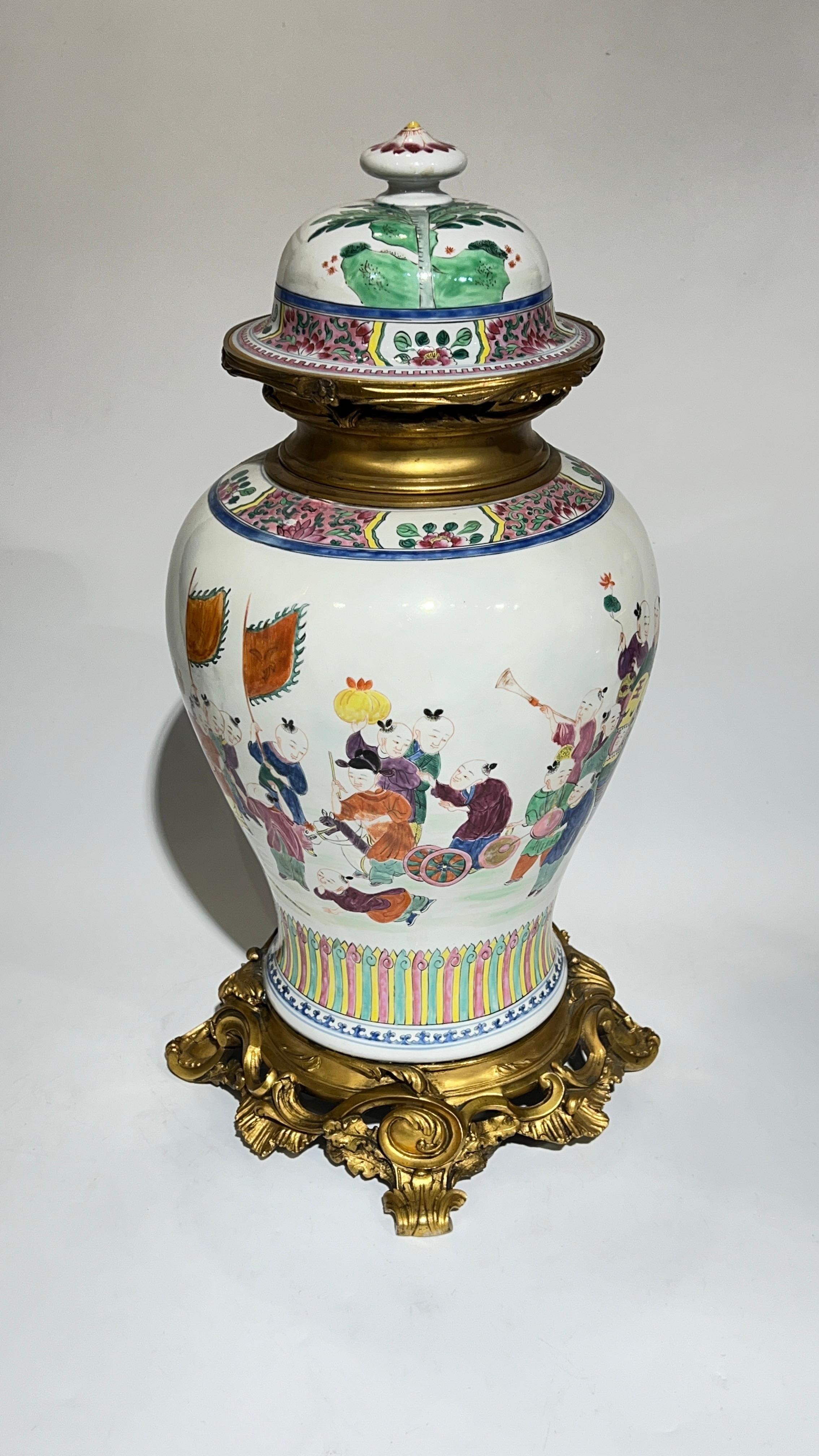 Außergewöhnliche 19 Jahrhundert Französisch vergoldeter Bronze montiert chinesischen Export Vase mit Deckel blattförmigen Motiven in der  Louis XV-Stil.
