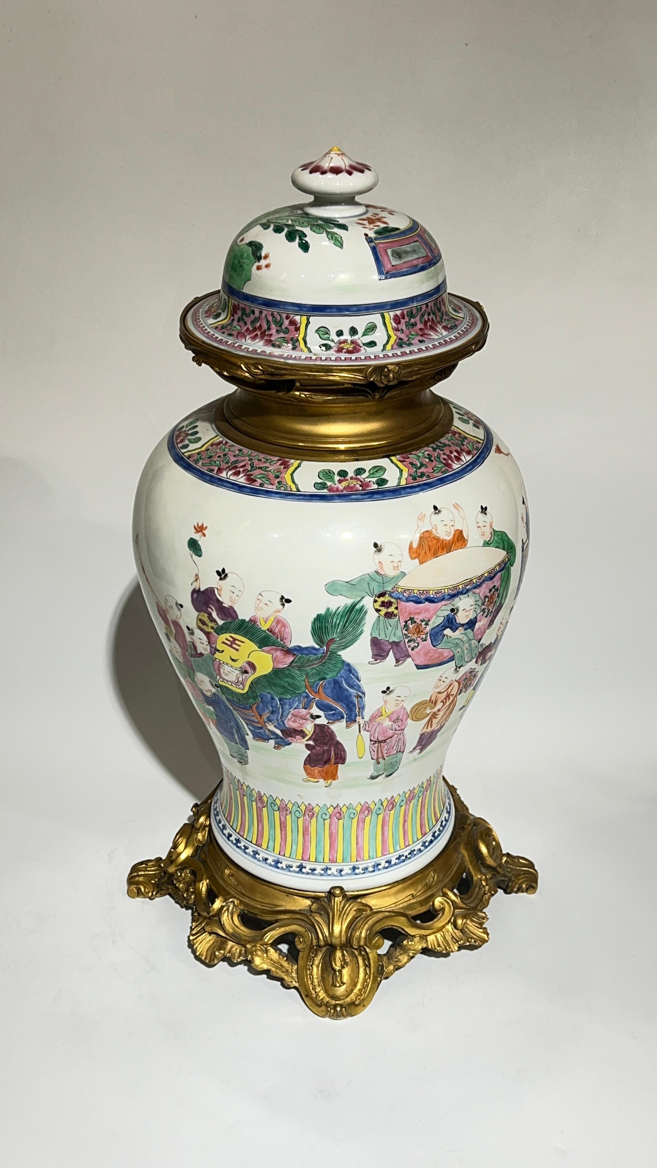 French  Gilt Bronze Mounted Chinese Export Porcelain Vase with Cover For Sale 1