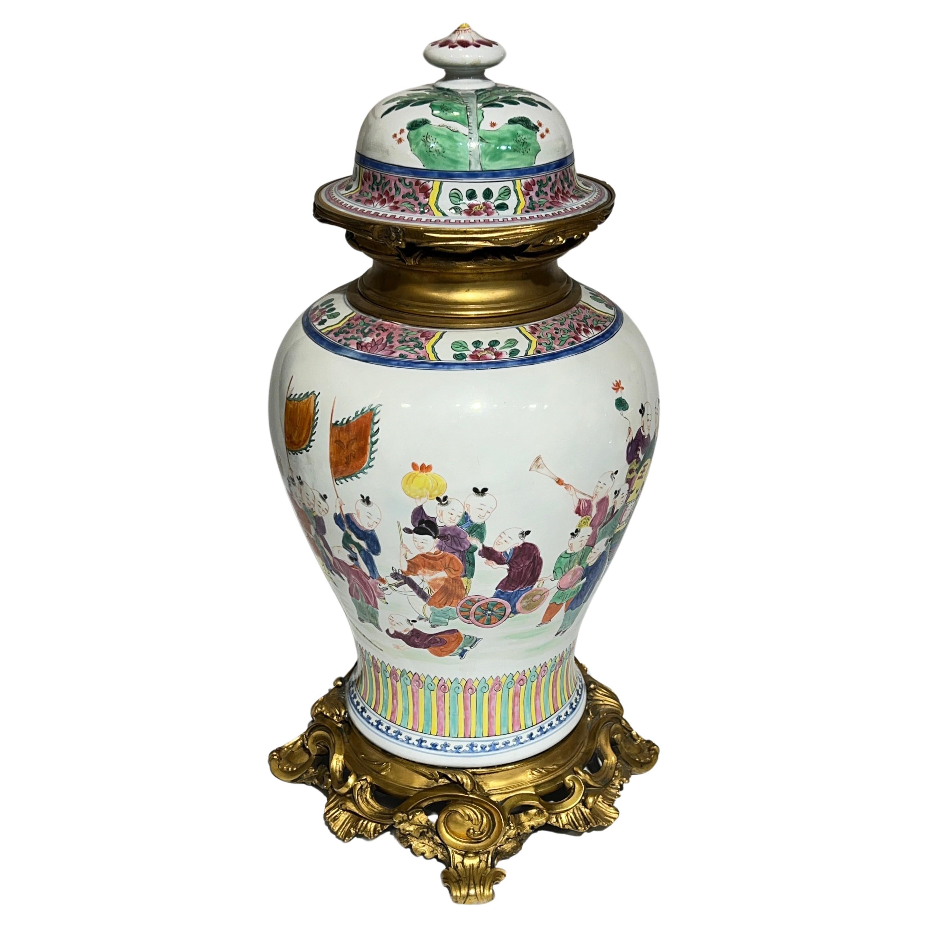 Vaso in porcellana stile esportazione cinese con coperchio, montato in bronzo dorato francese