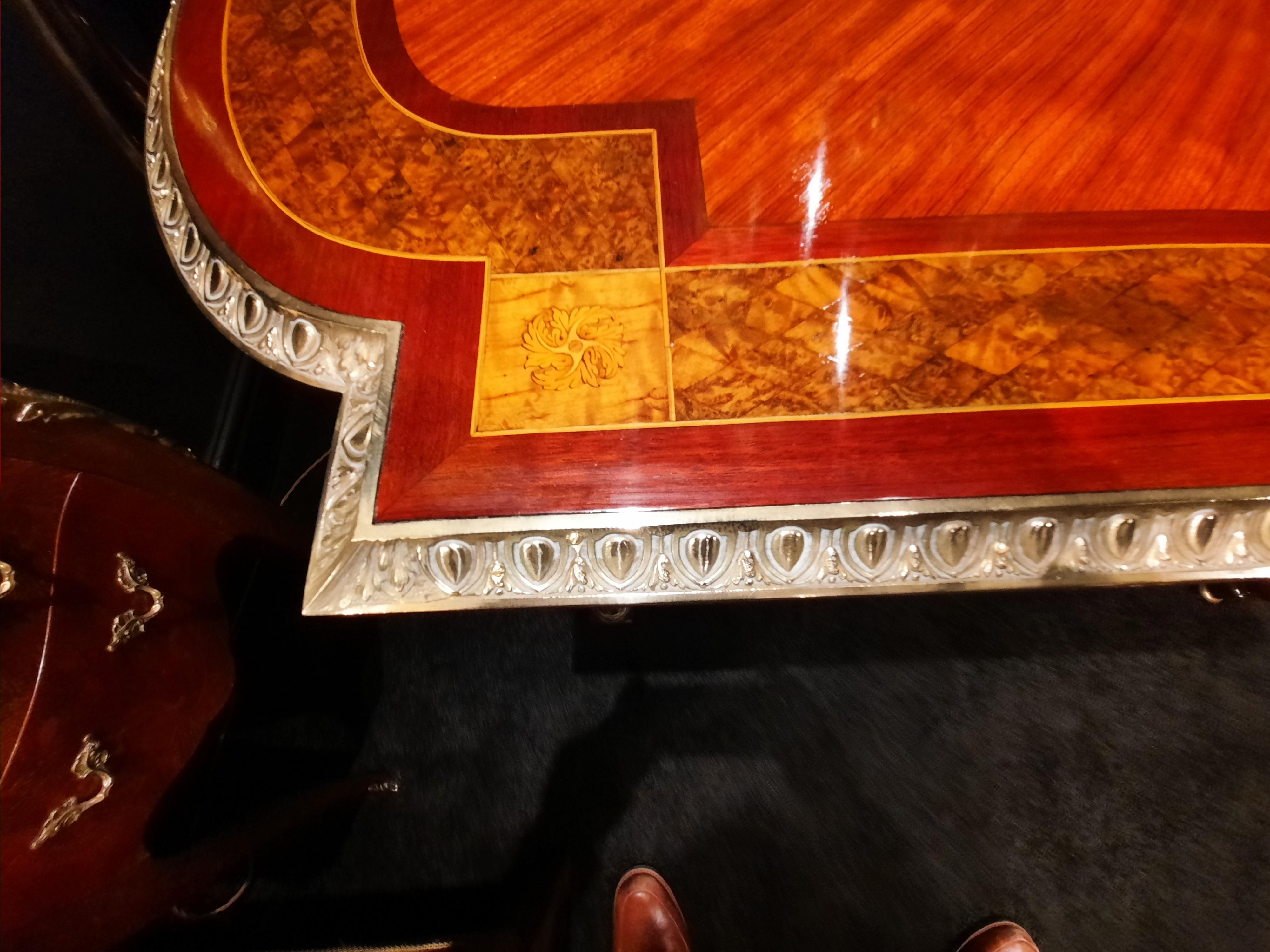 Louis XIV Centre de table en bois de roi monté en bronze doré vers 1860 en vente