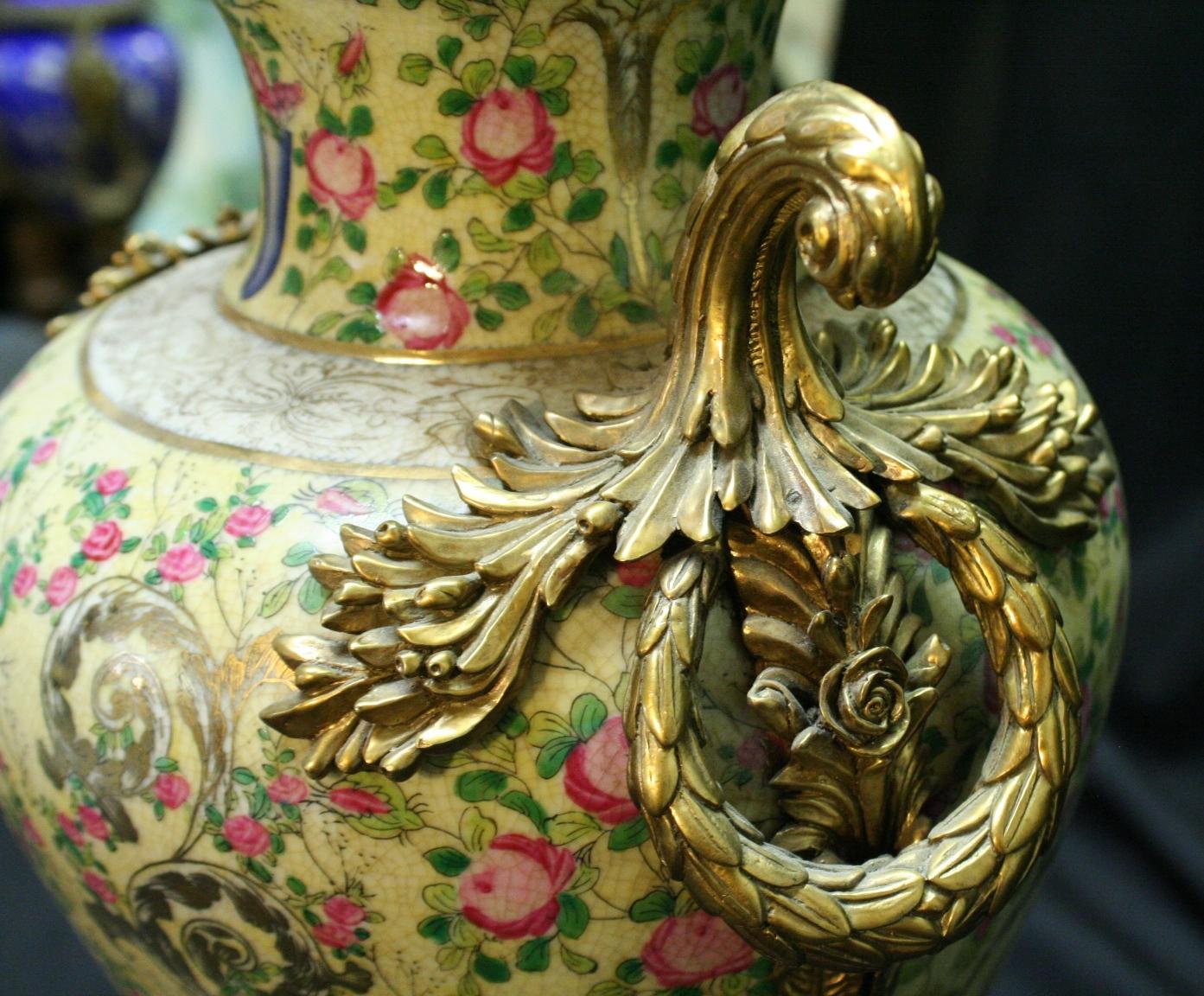 Dreiteilige Garnitur aus vergoldeter Bronze und montiertem Porzellan im Angebot 7