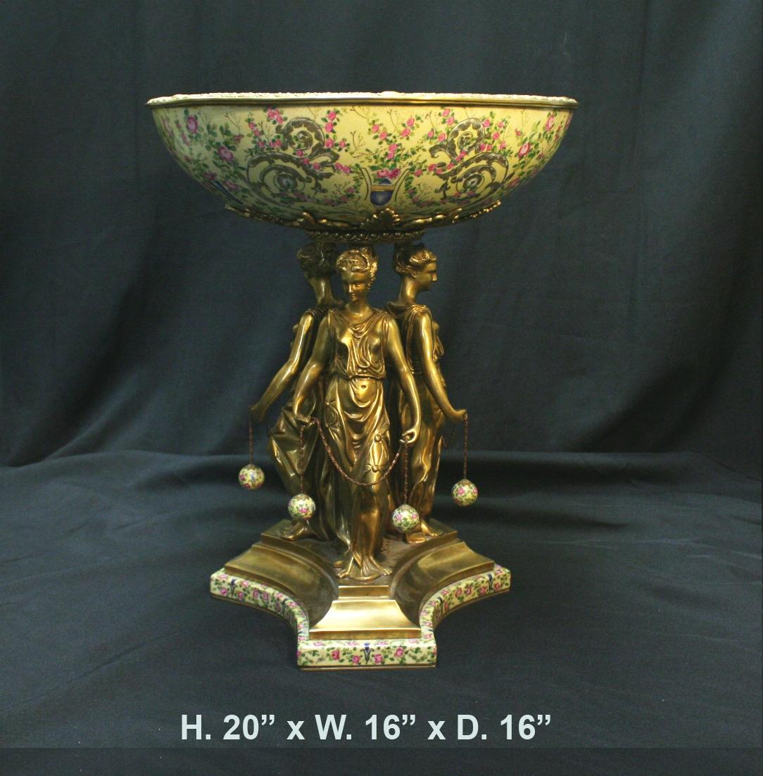Dreiteilige Garnitur aus vergoldeter Bronze und montiertem Porzellan (Vergoldet) im Angebot