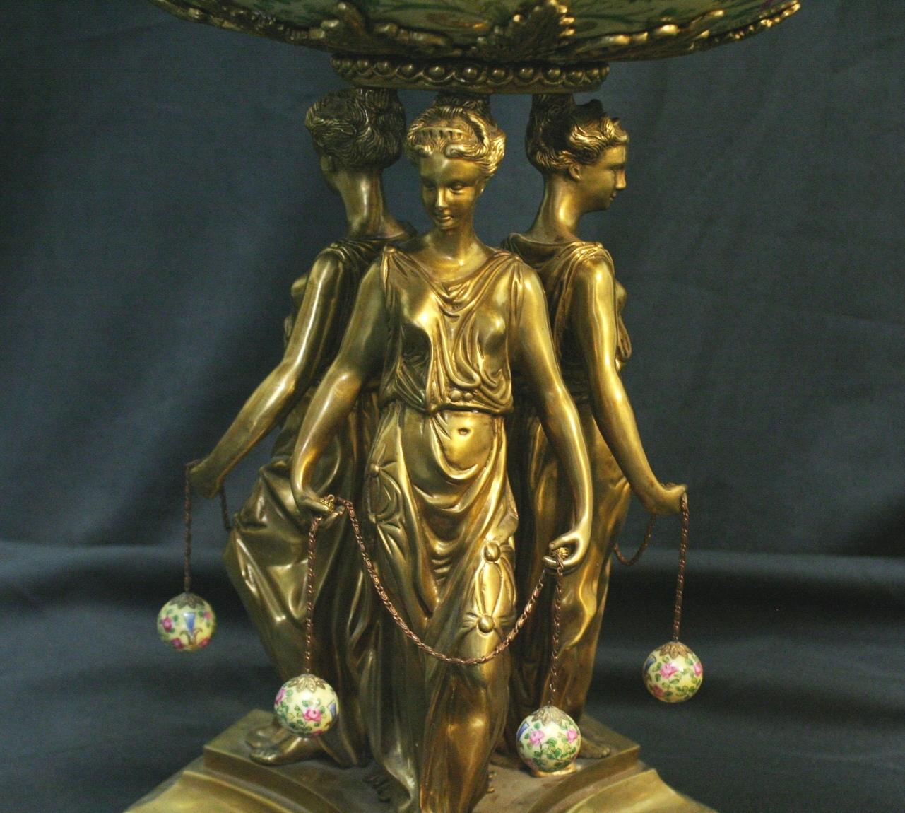 Dreiteilige Garnitur aus vergoldeter Bronze und montiertem Porzellan im Zustand „Gut“ im Angebot in Cypress, CA