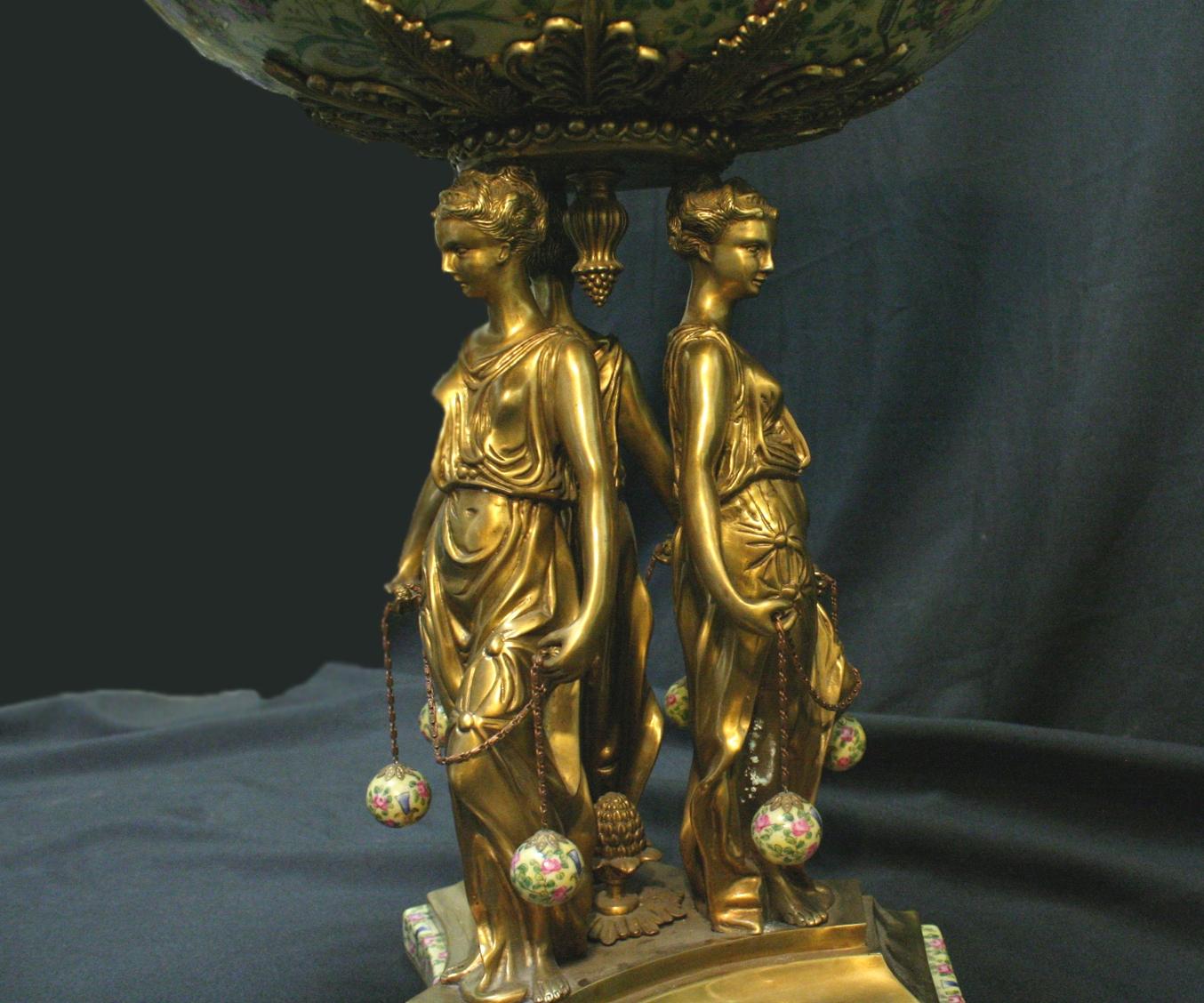 Dreiteilige Garnitur aus vergoldeter Bronze und montiertem Porzellan (20. Jahrhundert) im Angebot