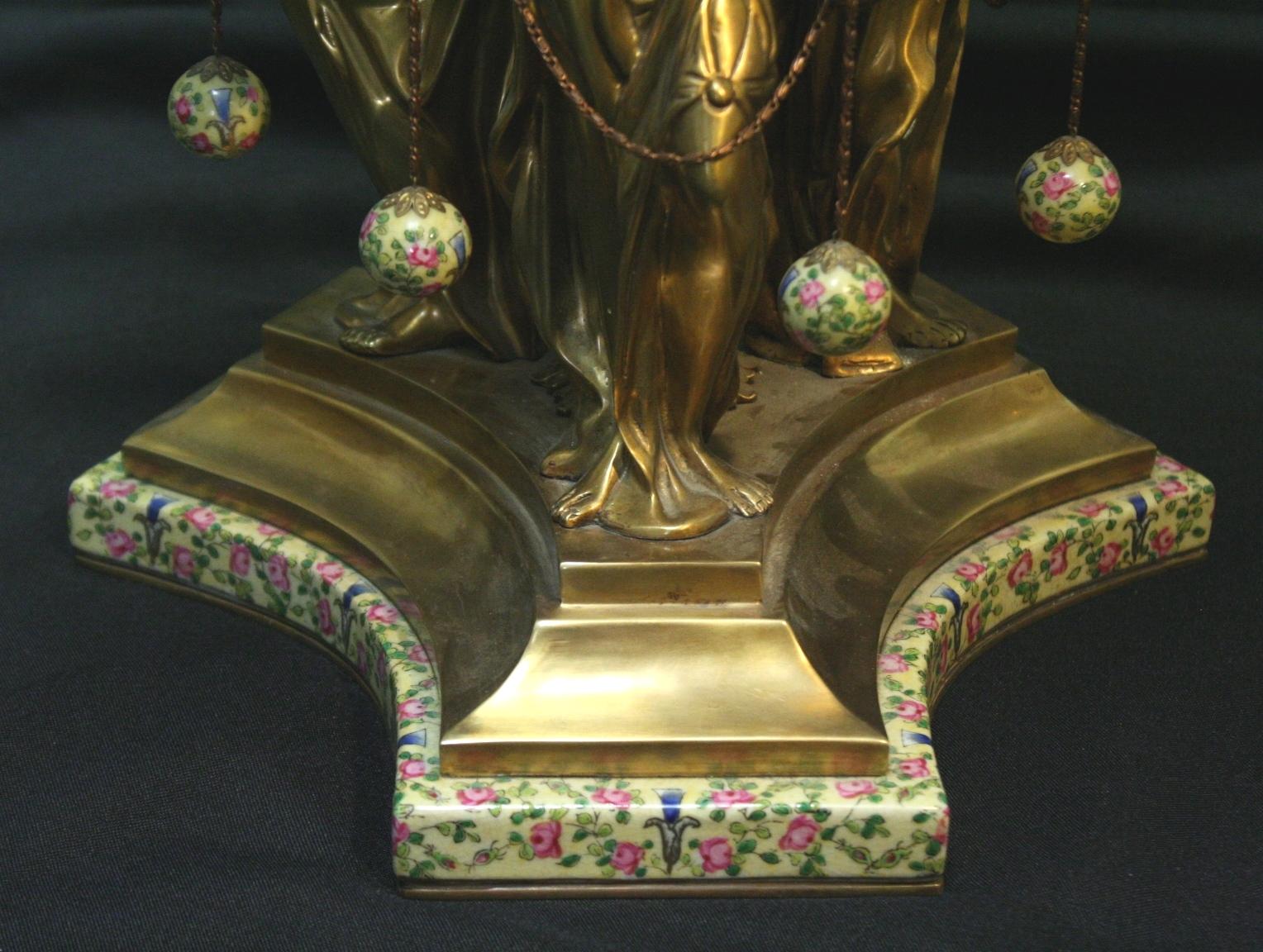 Dreiteilige Garnitur aus vergoldeter Bronze und montiertem Porzellan im Angebot 1