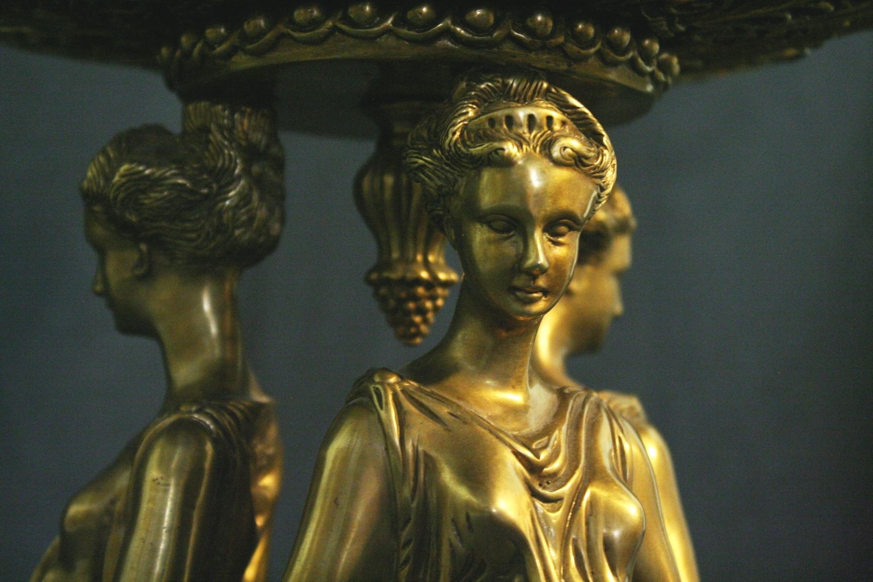 Dreiteilige Garnitur aus vergoldeter Bronze und montiertem Porzellan im Angebot 2
