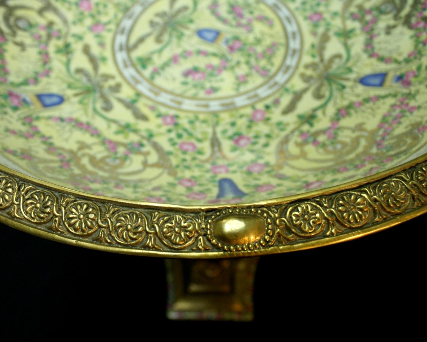 Dreiteilige Garnitur aus vergoldeter Bronze und montiertem Porzellan im Angebot 4