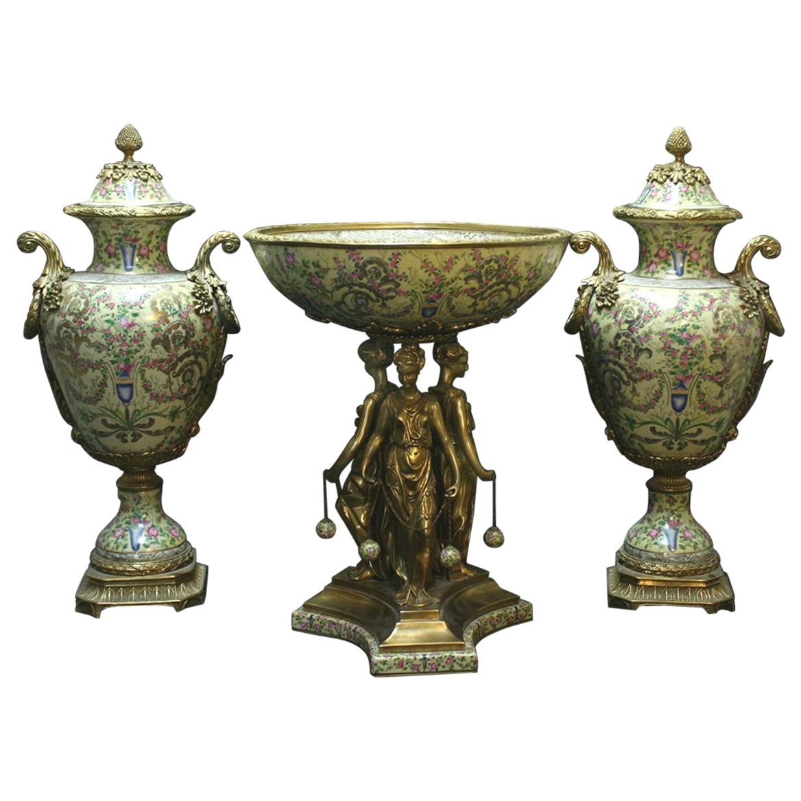 Dreiteilige Garnitur aus vergoldeter Bronze und montiertem Porzellan im Angebot