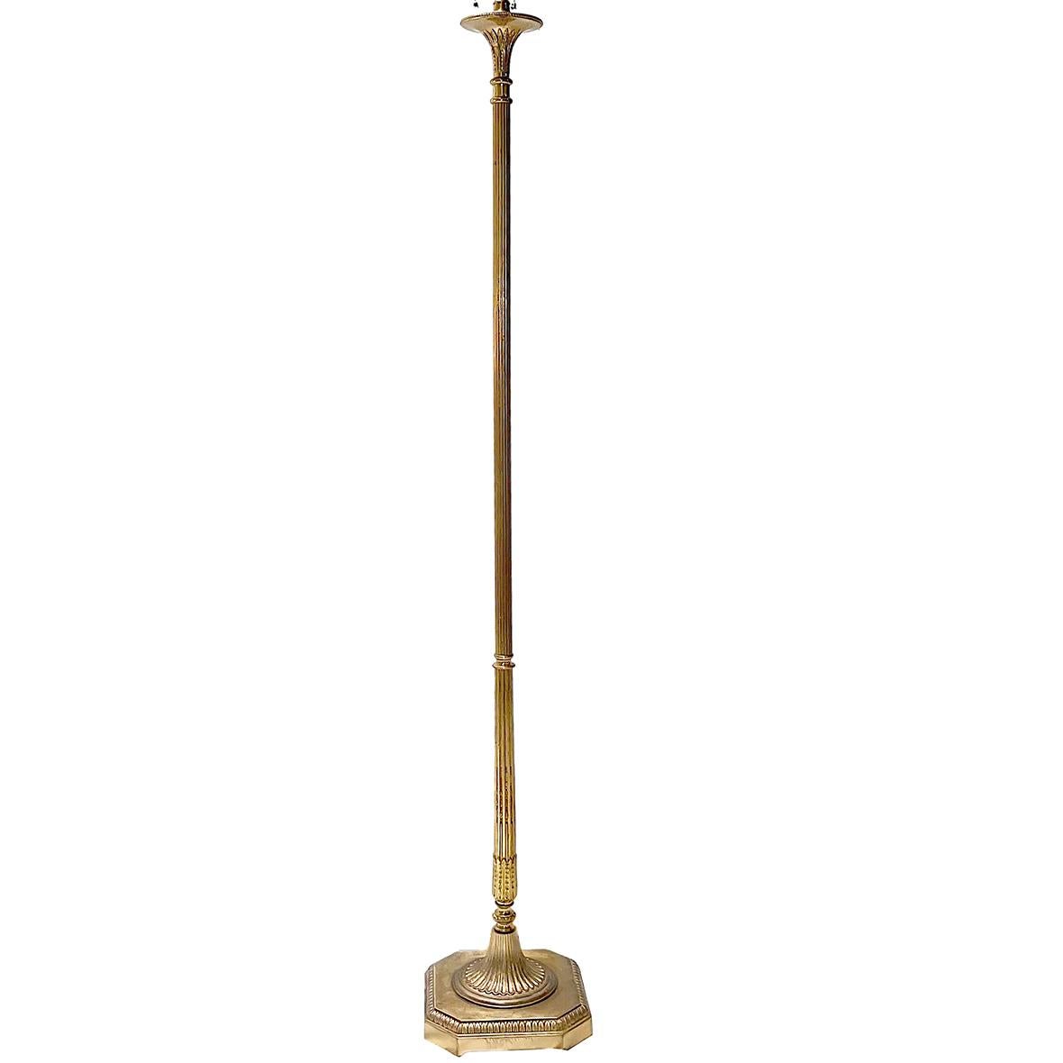 Eine französische Stehlampe aus vergoldeter Bronze aus den 1930er Jahren. 

Abmessungen:
Höhe des Körpers: 58″