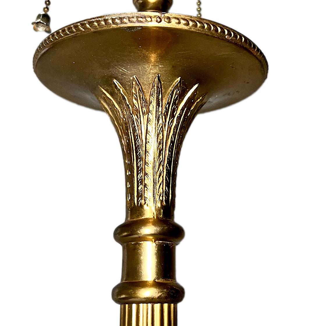Neoklassizistische Stehlampe aus vergoldeter Bronze (Französisch) im Angebot