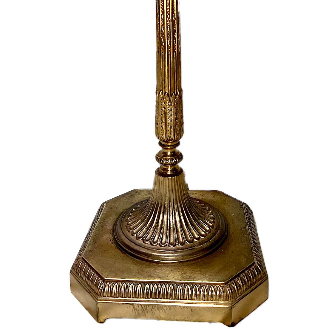 Neoklassizistische Stehlampe aus vergoldeter Bronze (Vergoldet) im Angebot