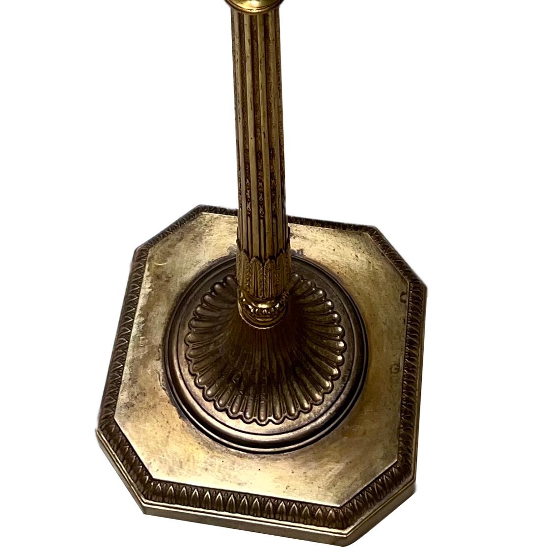 Lampada da terra neoclassica francese in bronzo dorato In condizioni buone in vendita a New York, NY