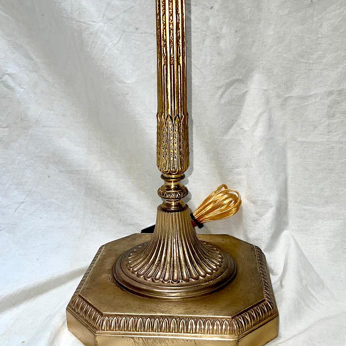Neoklassizistische Stehlampe aus vergoldeter Bronze (Mitte des 20. Jahrhunderts) im Angebot