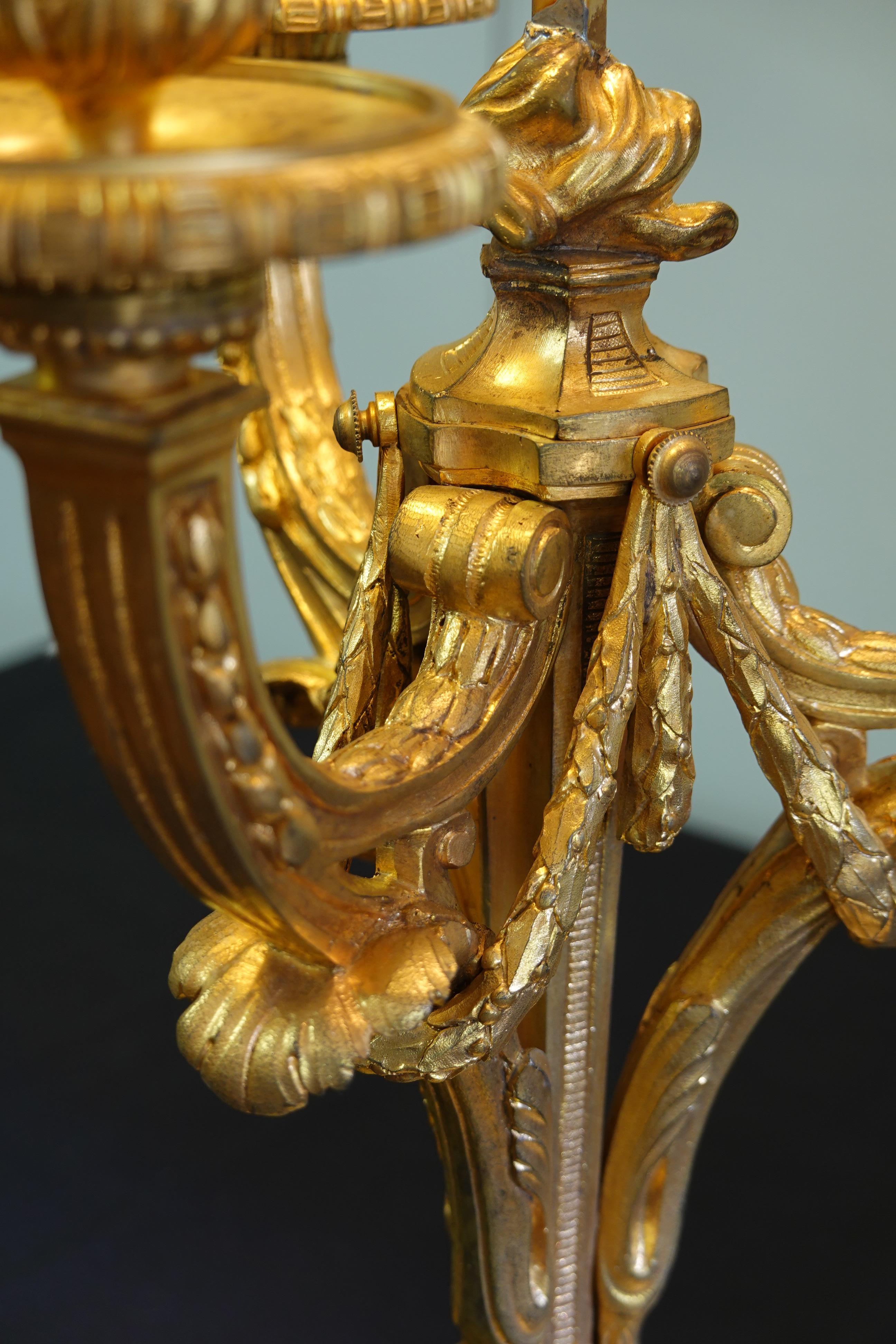 French Gilt-Bronze Neoclassical Bouillotte Lamp with Tole Shade For Sale 1